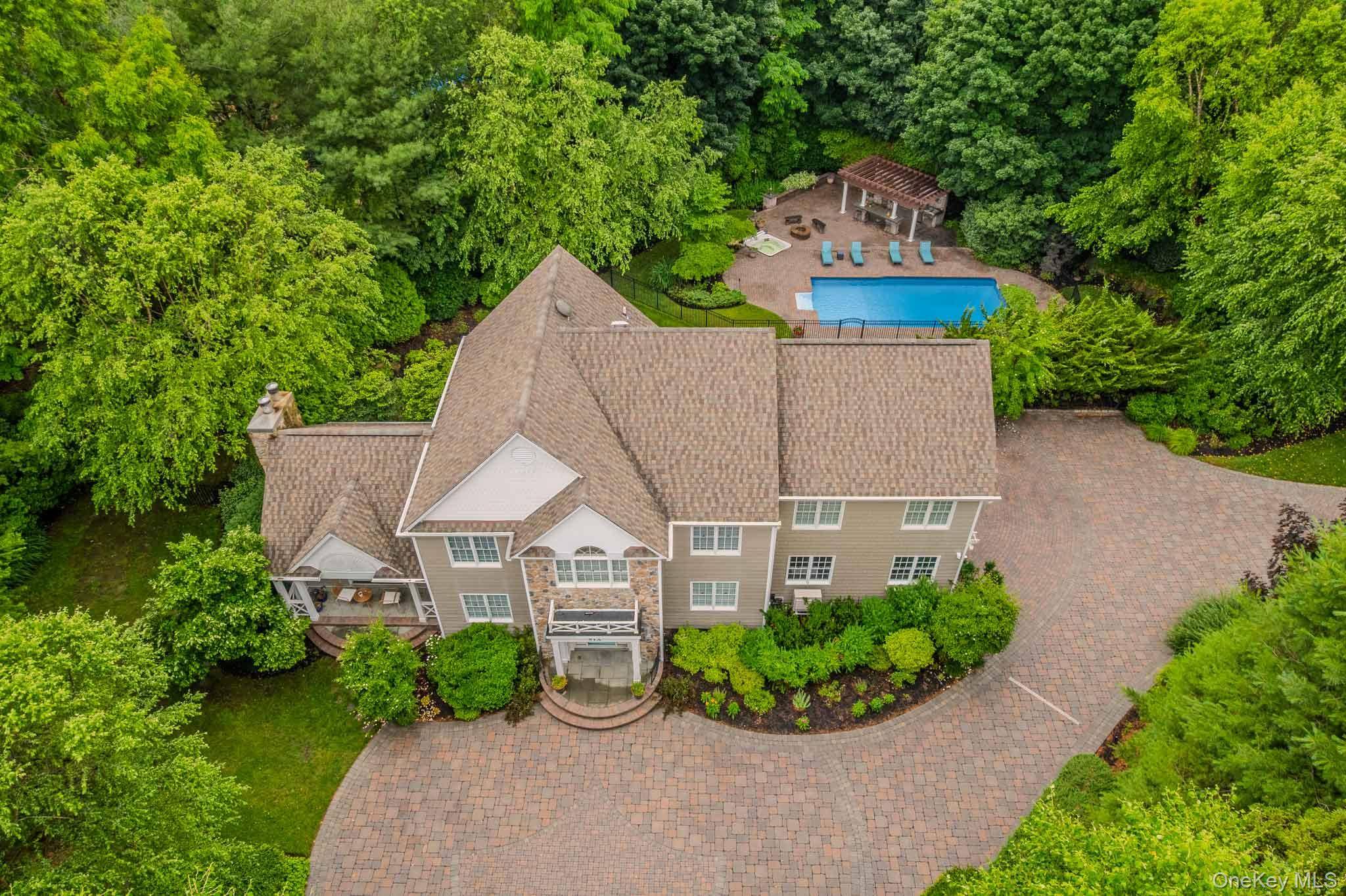 6 Maureen DR, Mount Sinai, NY 11766