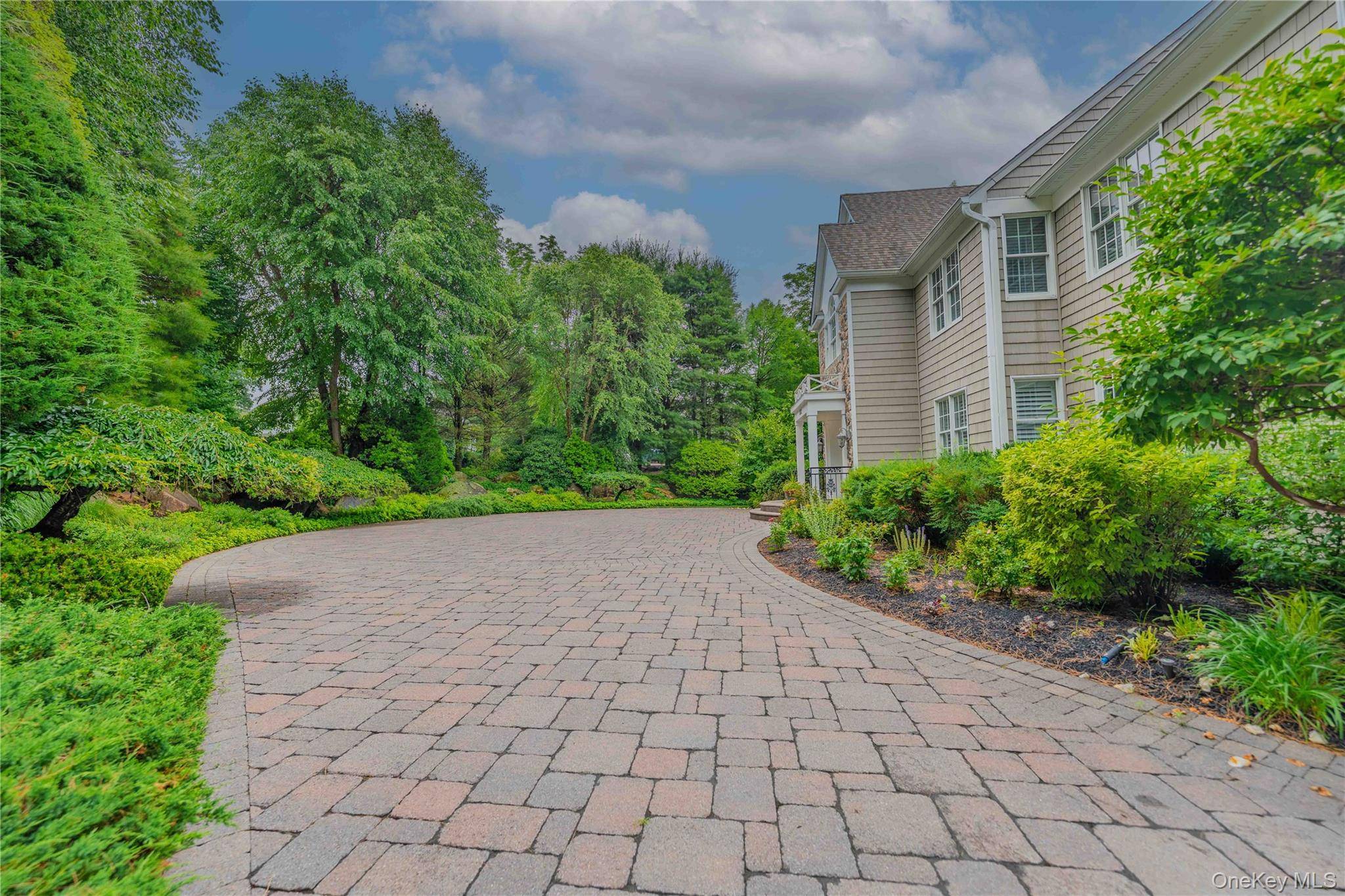 6 Maureen DR, Mount Sinai, NY 11766