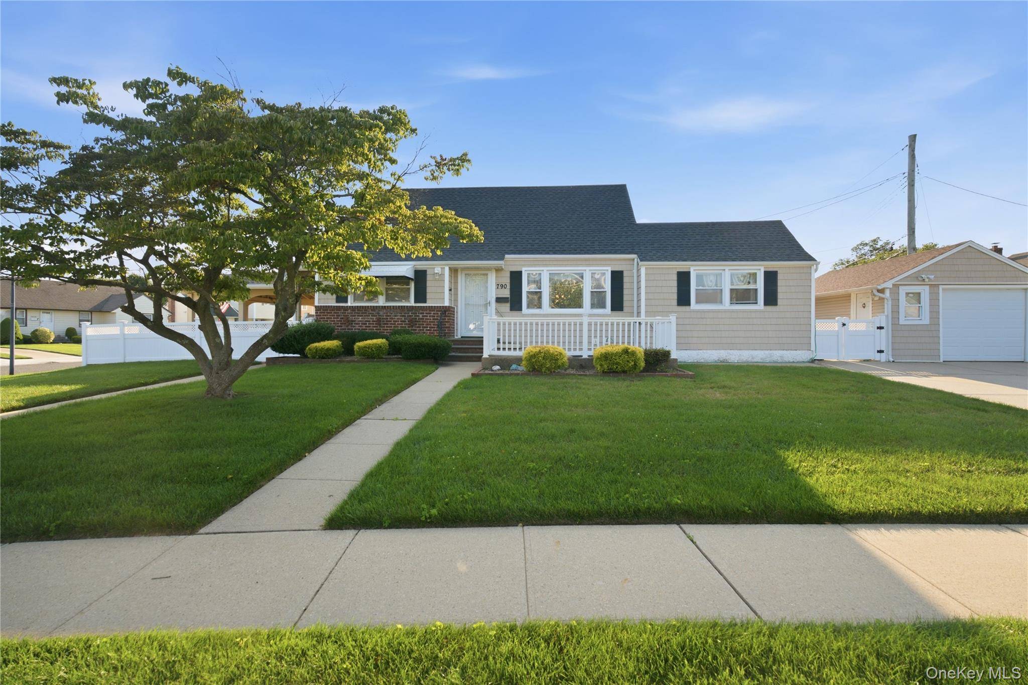 790 Woodside DR, Wantagh, NY 11793