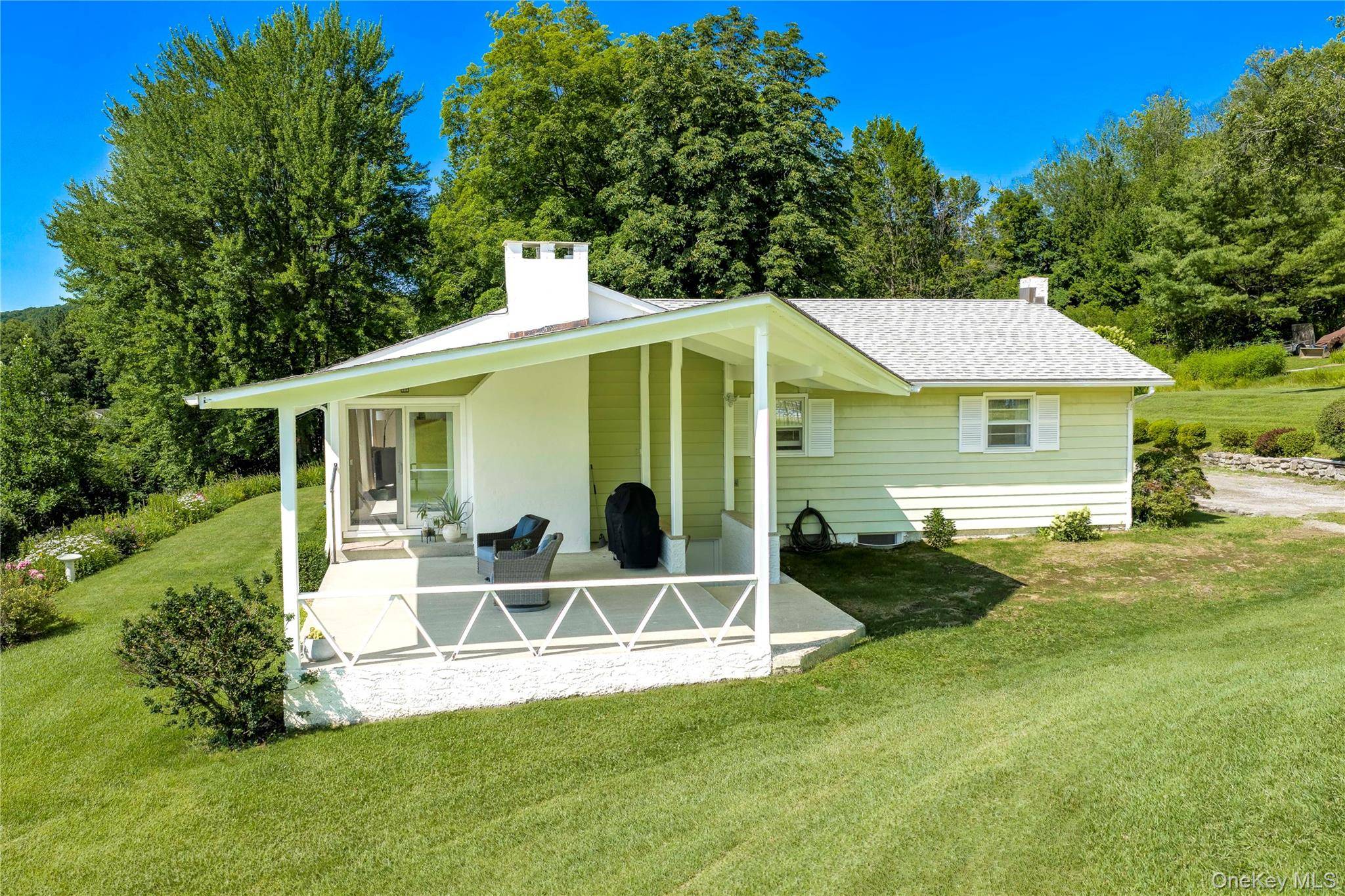 21 Overlook DR, Pawling, NY 12564