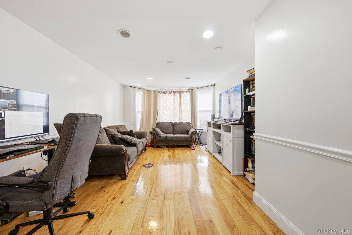 4412 Bronx BLVD, Bronx, NY 10470