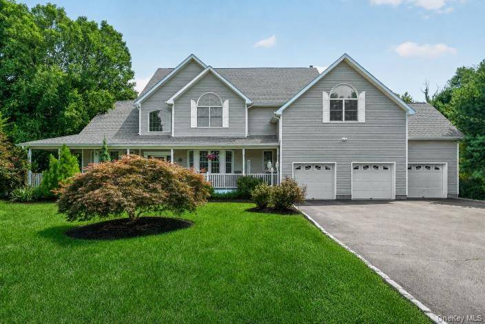 8 Angela CT, Hopewell Junction, NY 12533