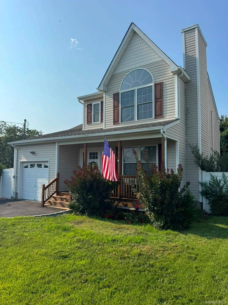 39 Seymour DR, Shirley, NY 11967