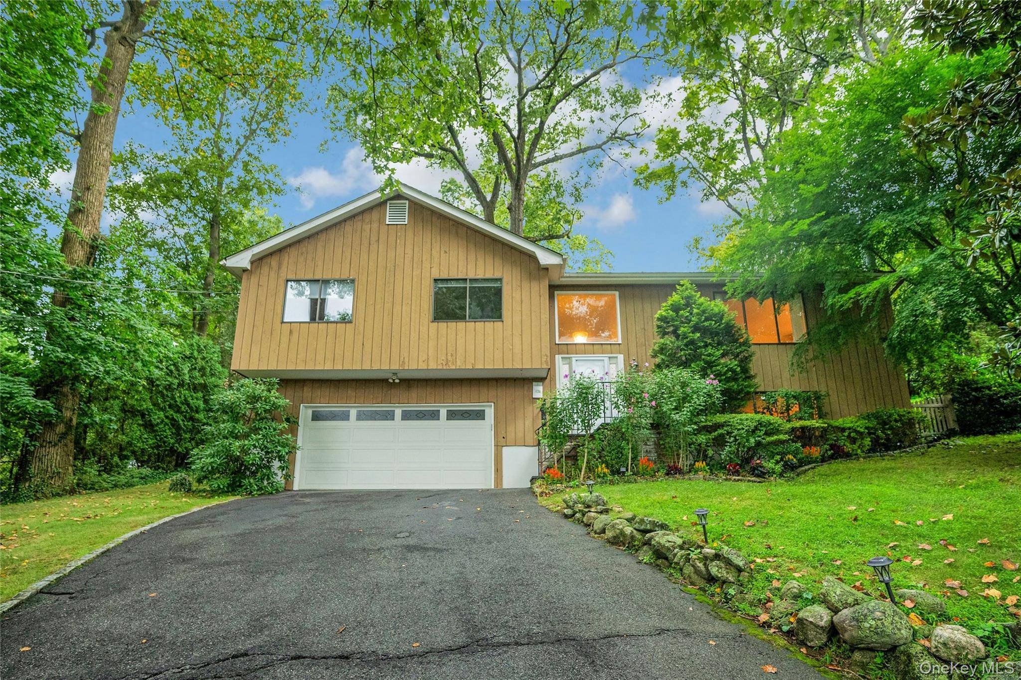 44 Hillside LN, New Rochelle, NY 10804
