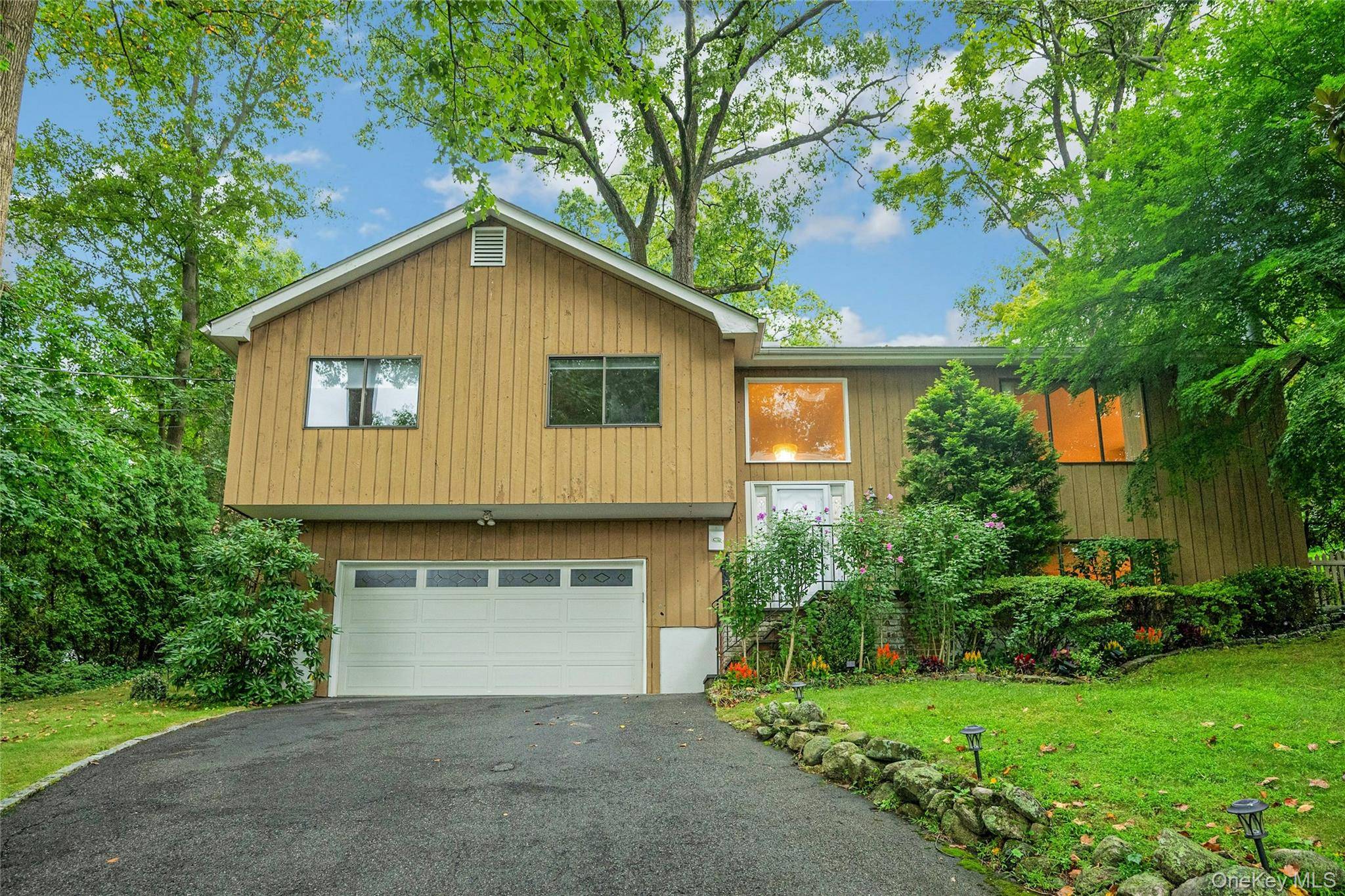 44 Hillside LN, New Rochelle, NY 10804