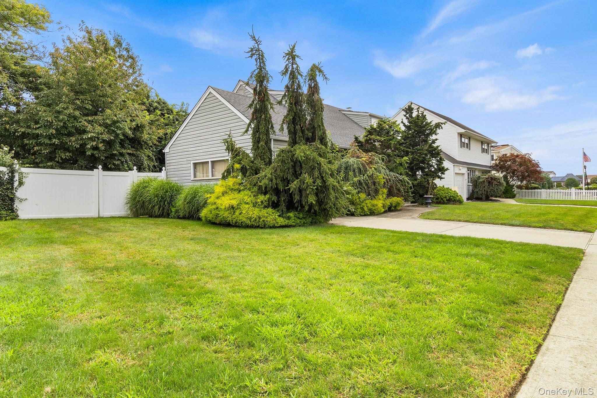2075 Alan DR, Seaford, NY 11783