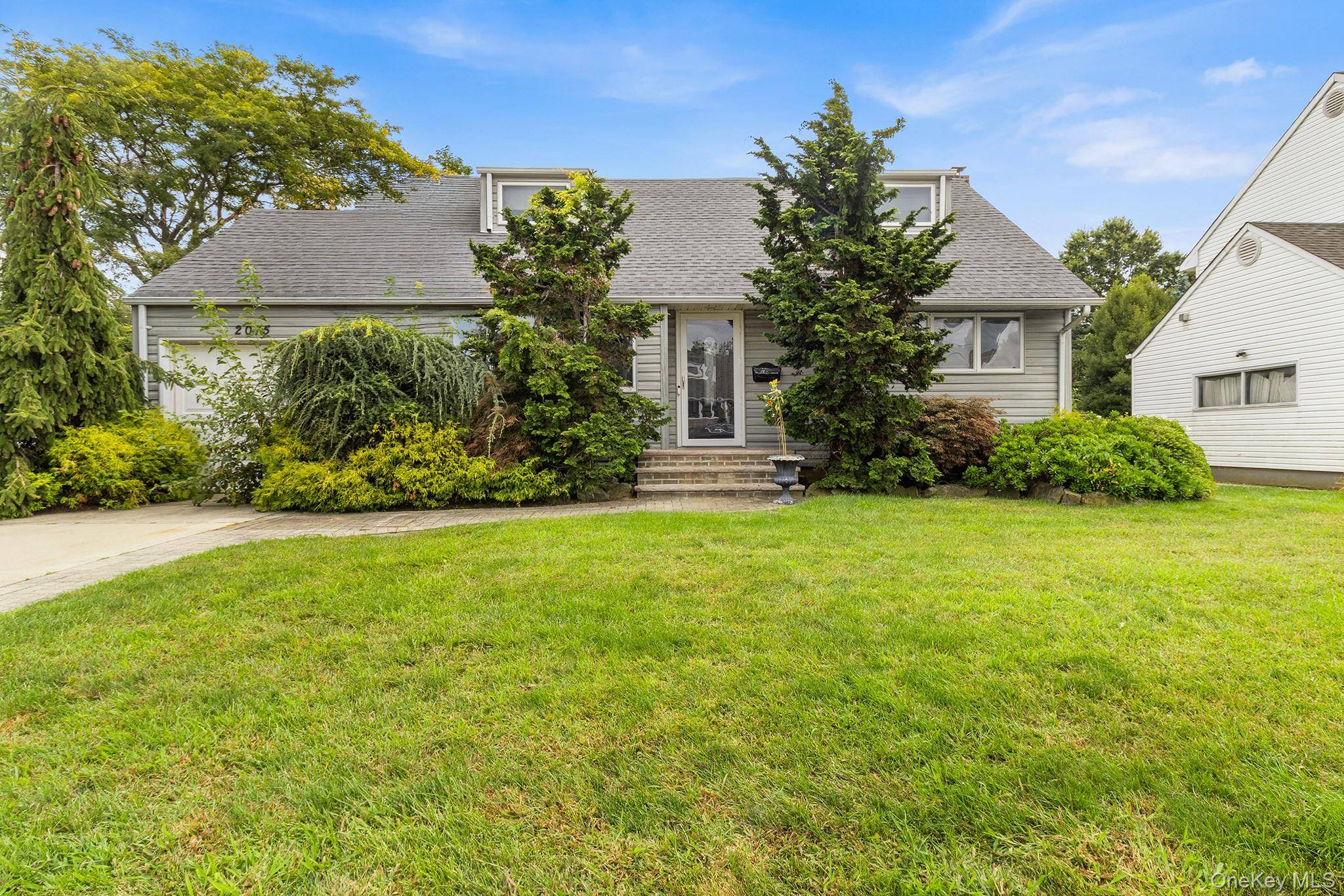 2075 Alan DR, Seaford, NY 11783