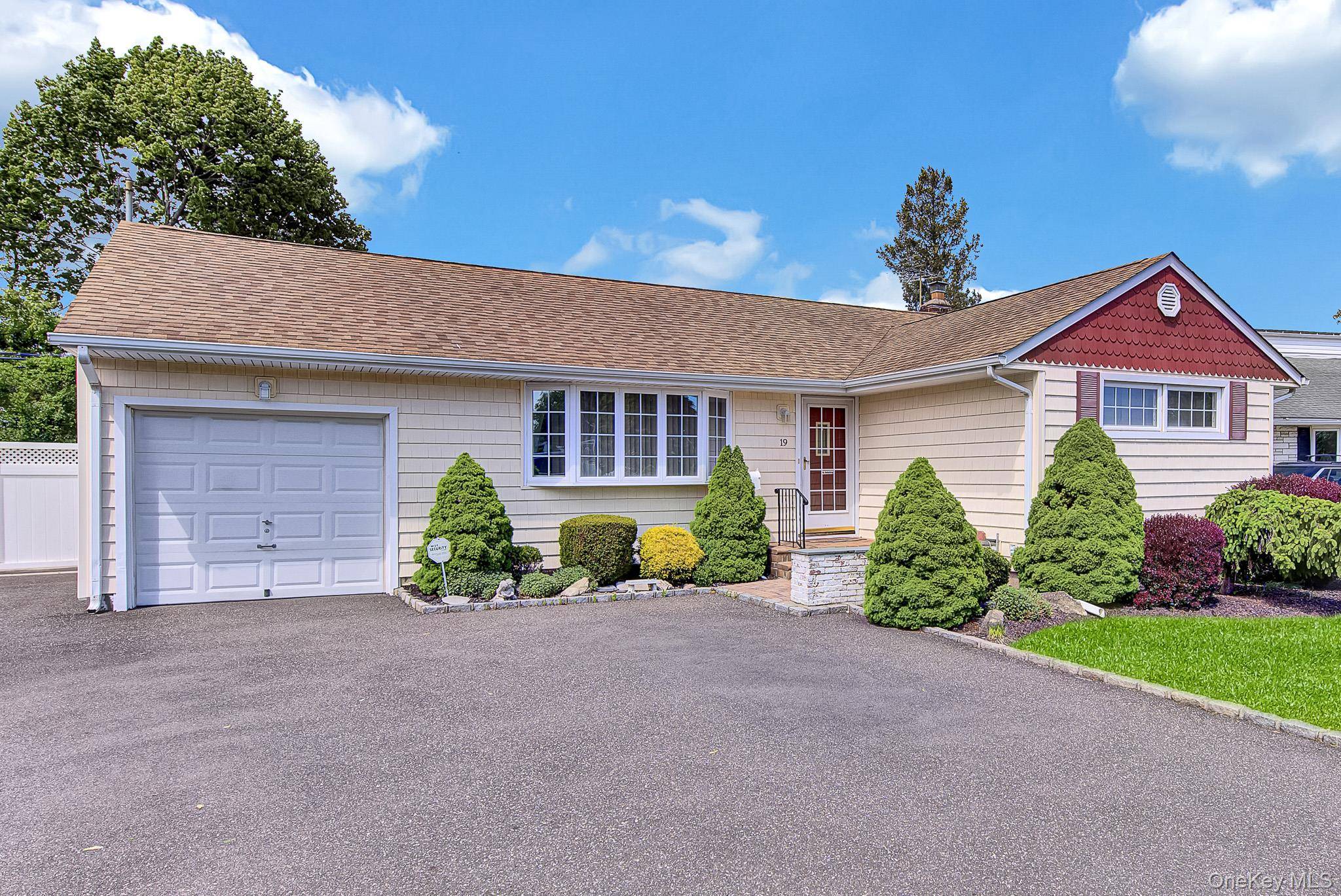 19 Essex RD, Bethpage, NY 11714