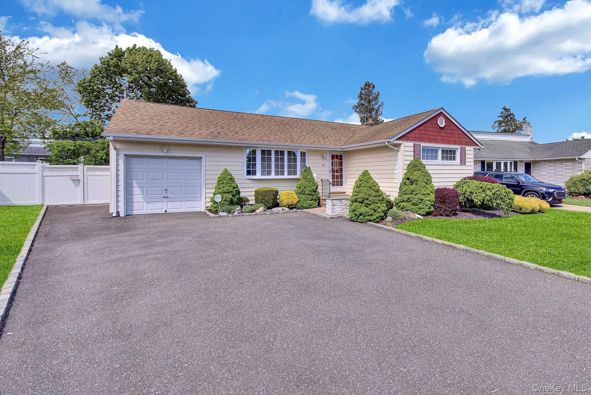 19 Essex RD, Bethpage, NY 11714