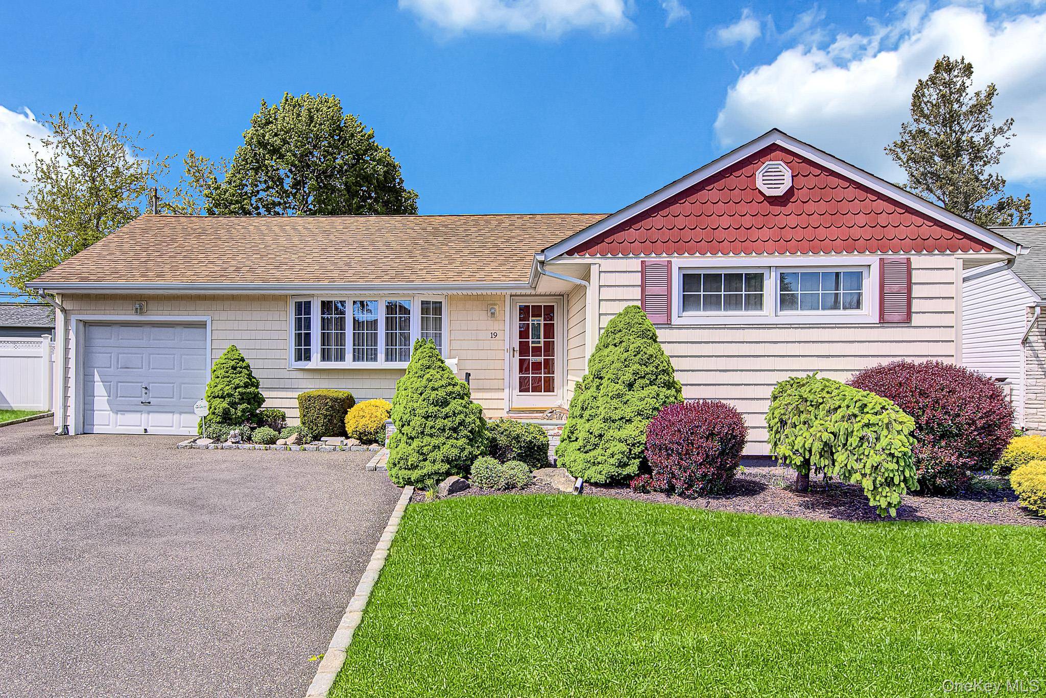 19 Essex RD, Bethpage, NY 11714