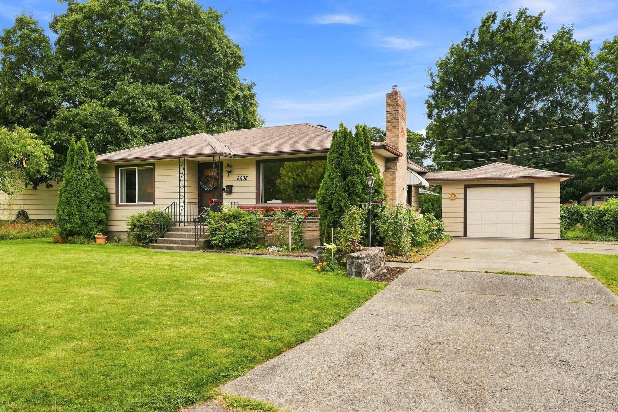8608 E Bridgeport Ave, Millwood, WA 99212