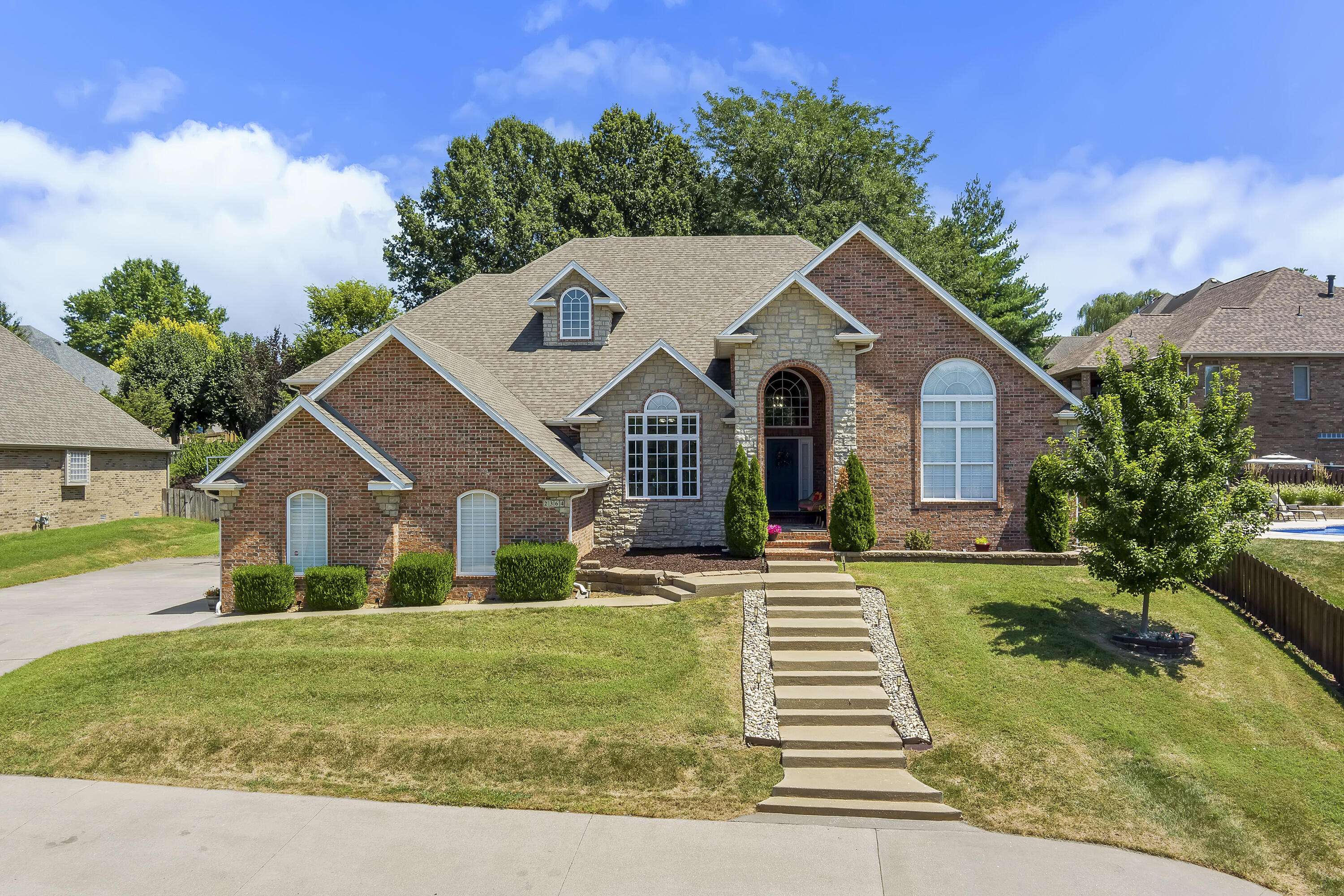 2364 S Forrest Heights AVE, Springfield, MO 65809