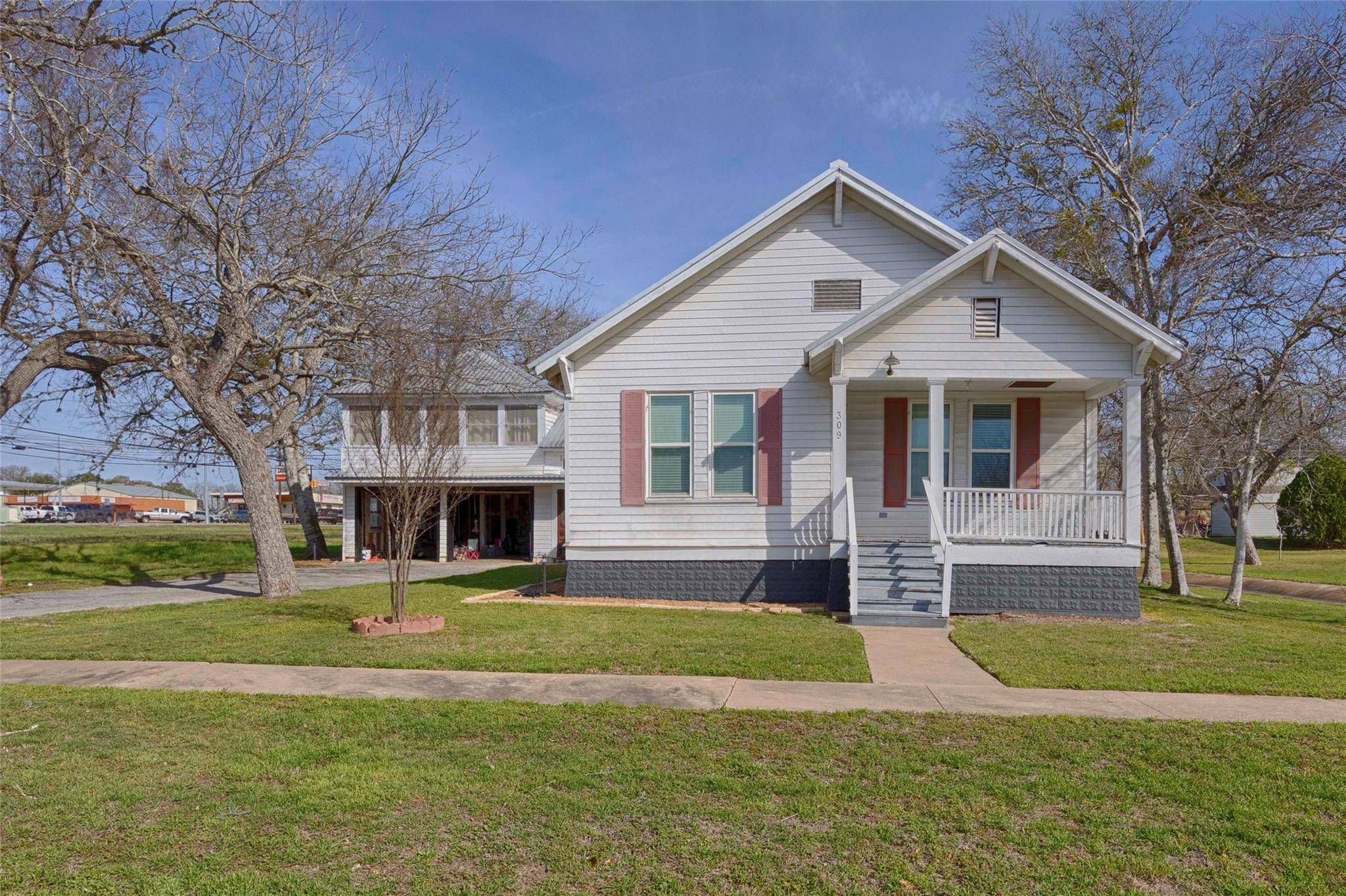 309 Anderson ST, Schulenburg, TX 78956