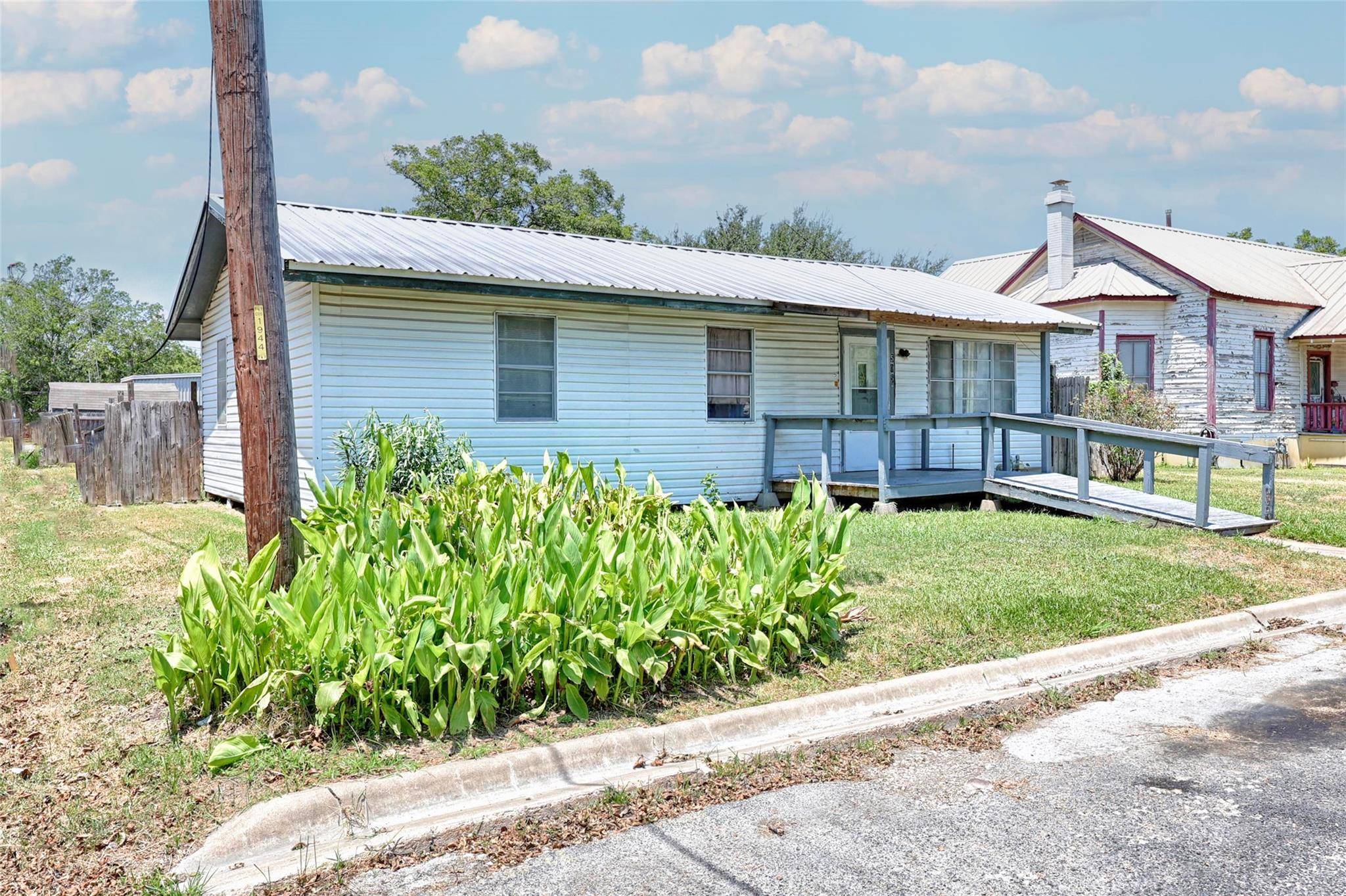 505 Kellett Ave, Schulenburg, TX 78956