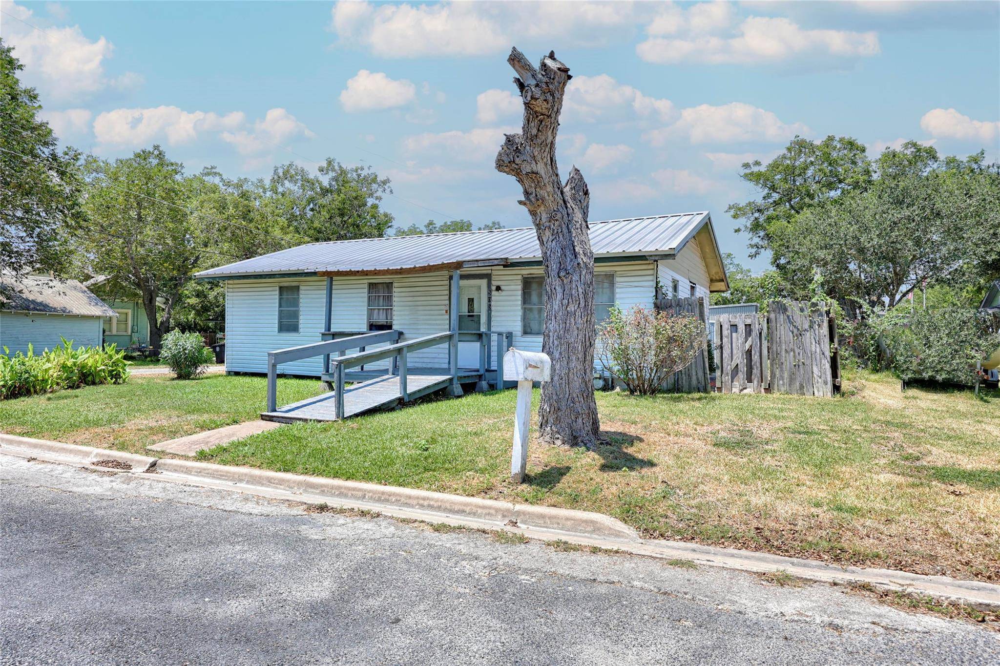 505 Kellett Ave, Schulenburg, TX 78956