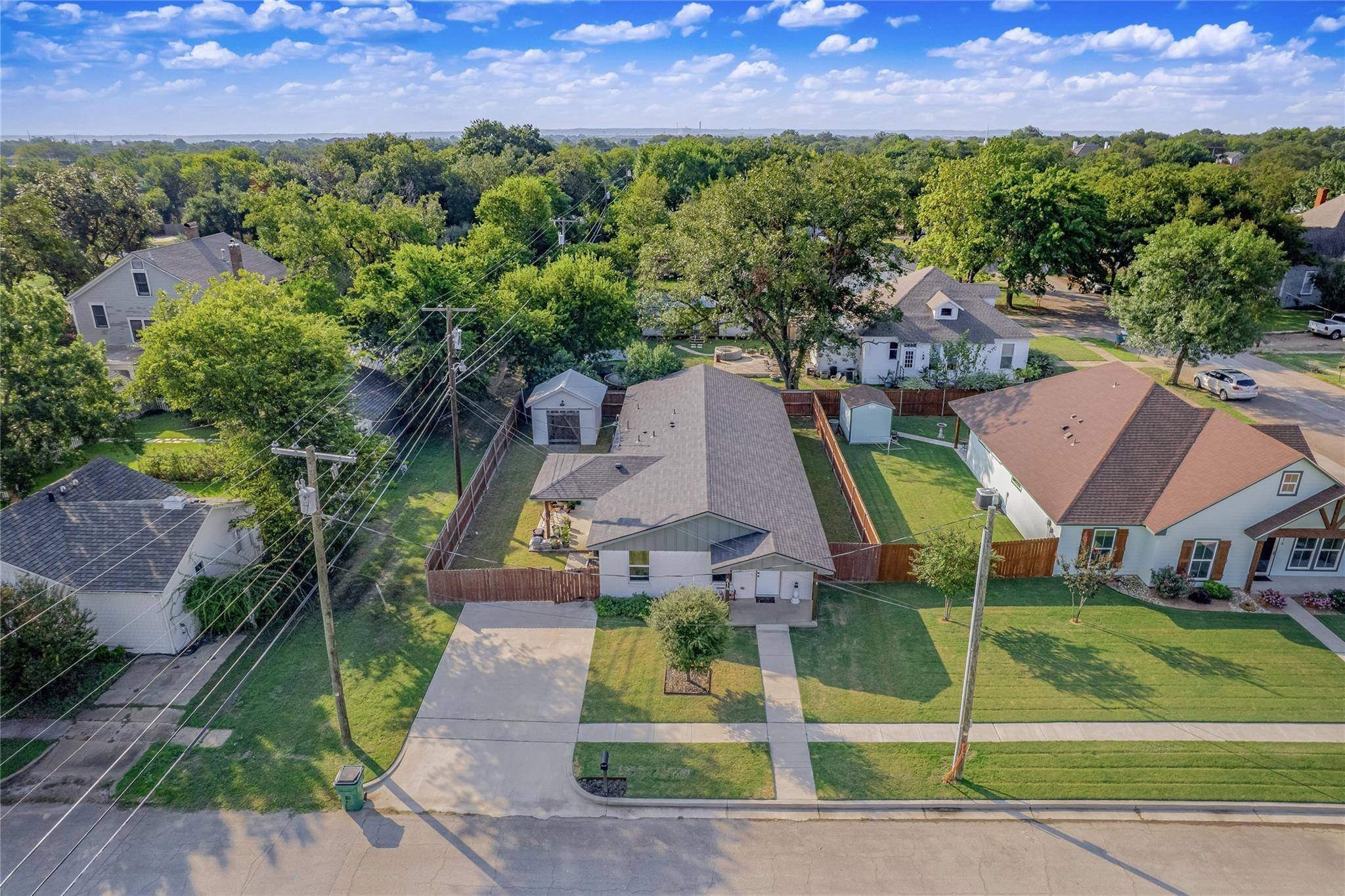 614 W 3rd ST, Mcgregor, TX 76657