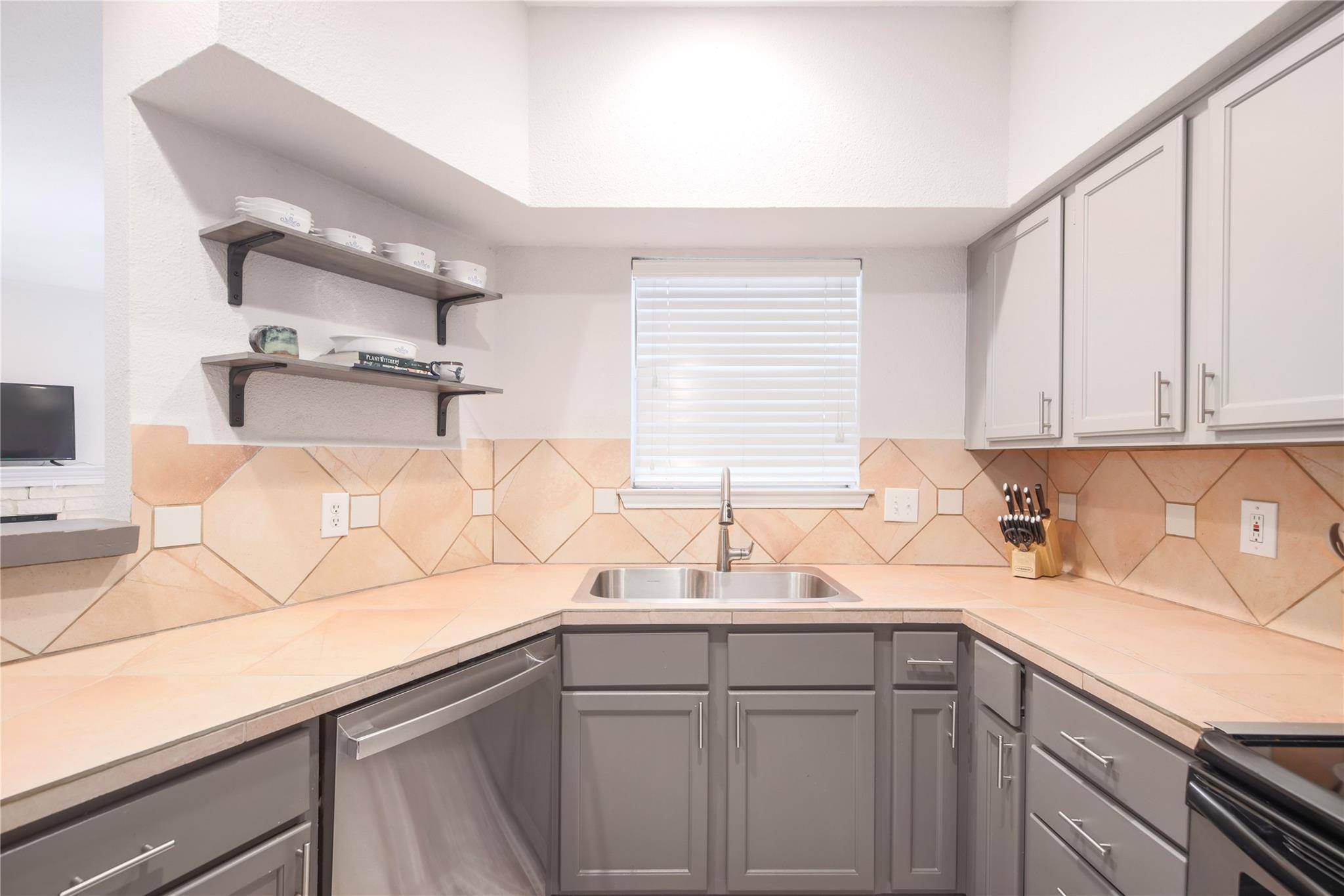 2450 WICKERSHAM LN #M1311, Austin, TX 78741