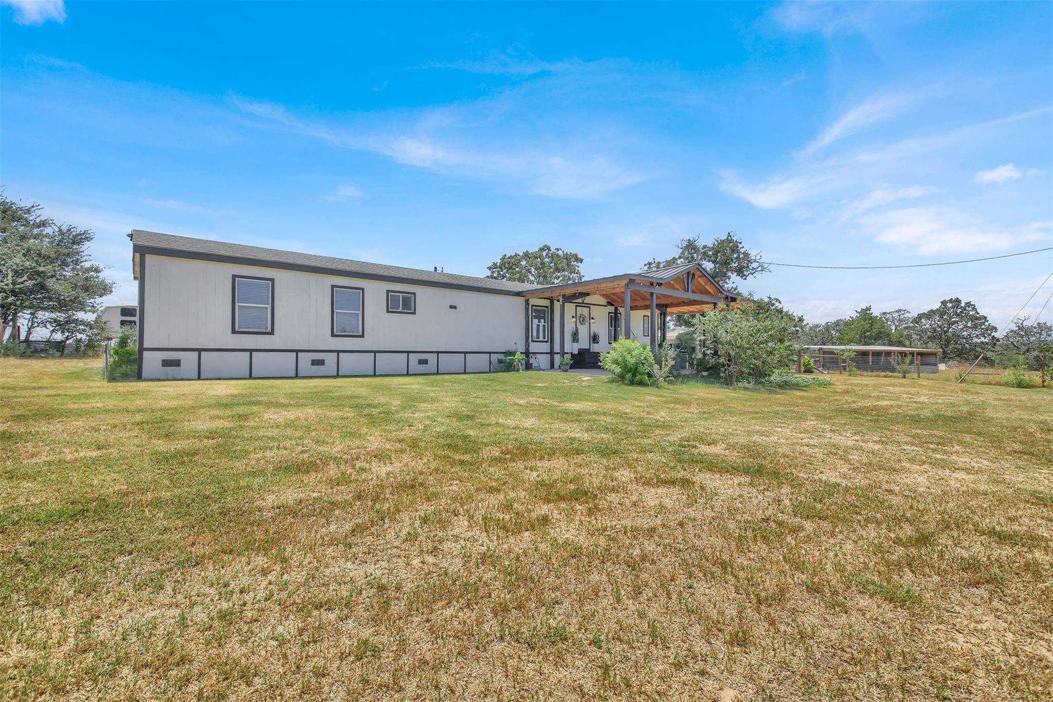 599 Rocky LN, Luling, TX 78648