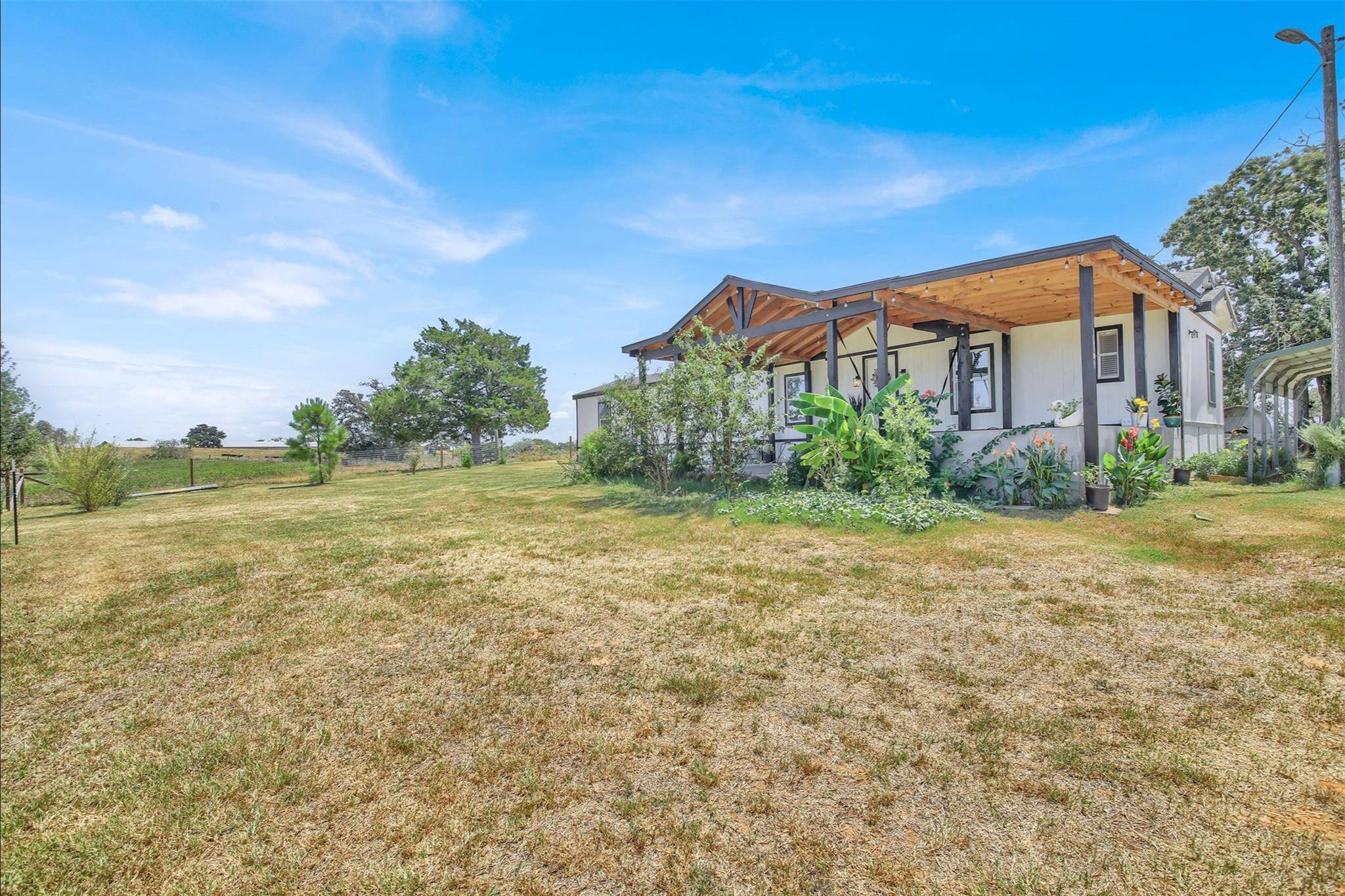 599 Rocky LN, Luling, TX 78648