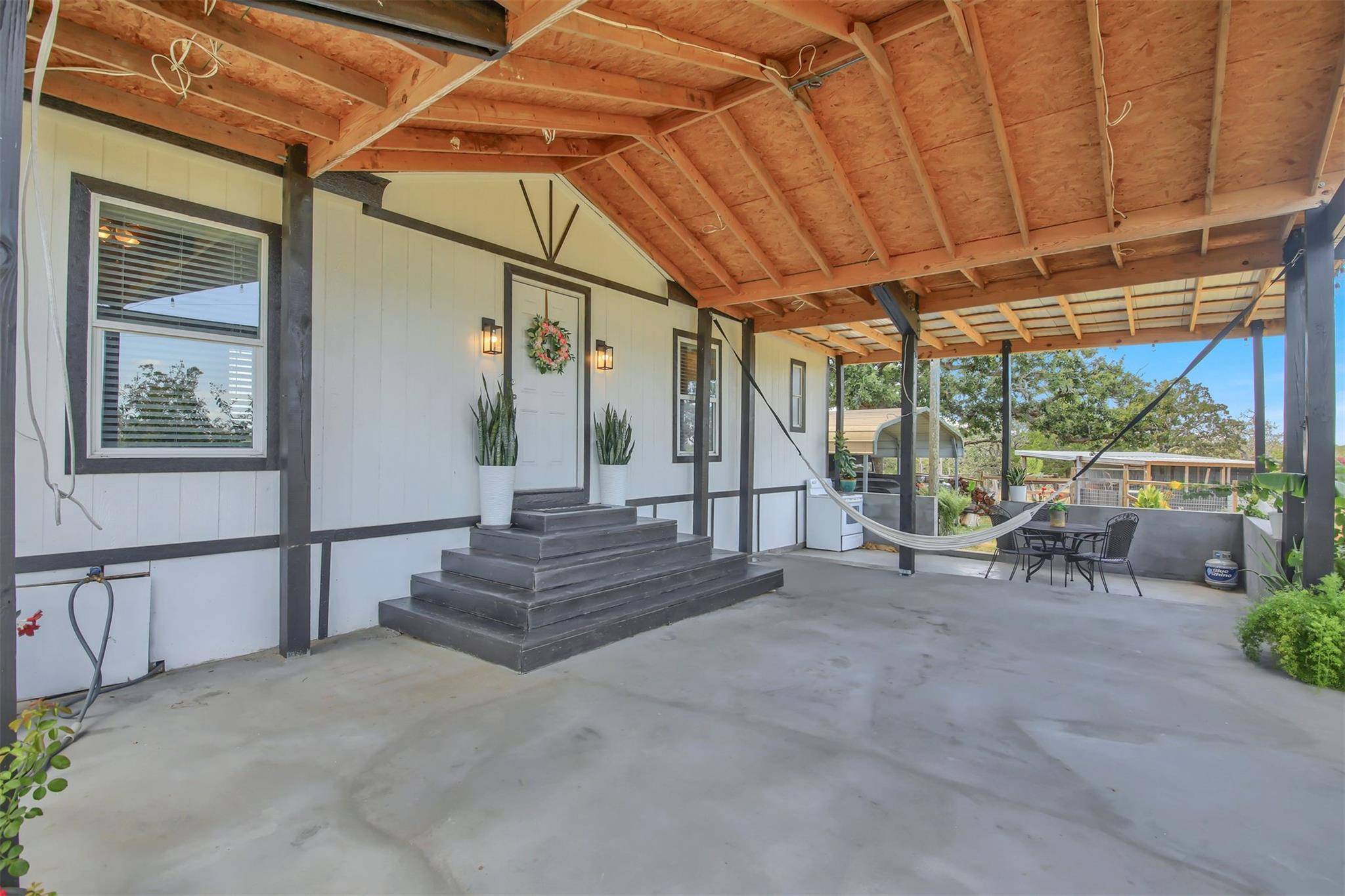 599 Rocky LN, Luling, TX 78648