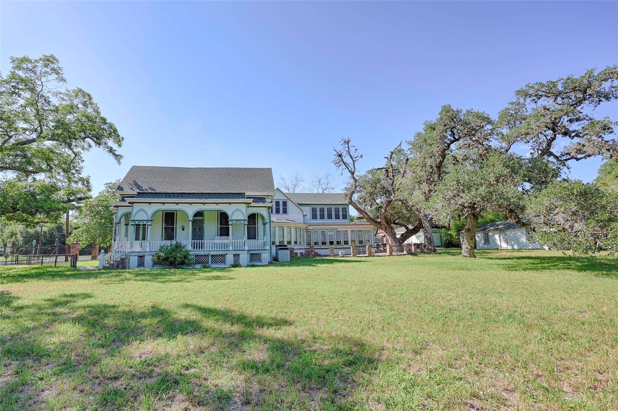 350 N Madison ST, La Grange, TX 78945