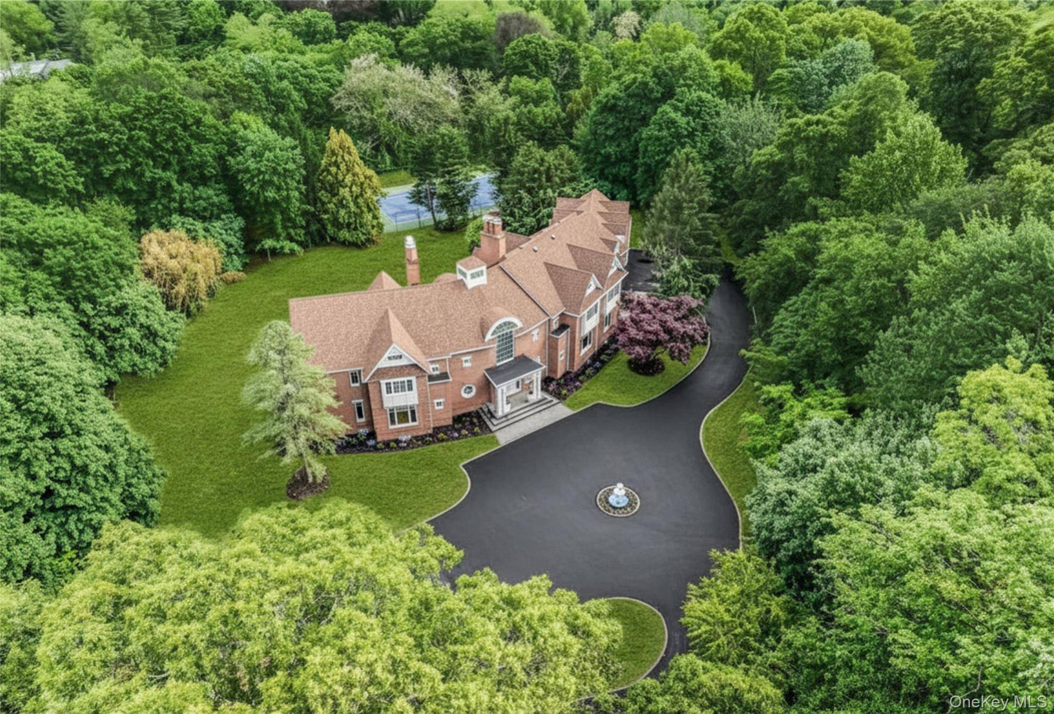 12 Saddle Ridge RD, Old Westbury, NY 11568