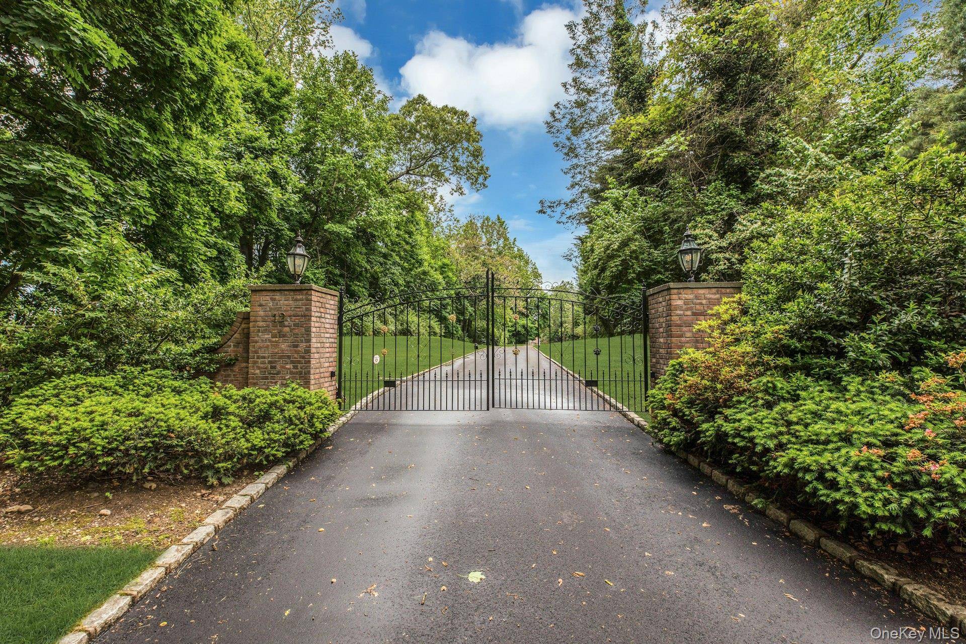 12 Saddle Ridge RD, Old Westbury, NY 11568