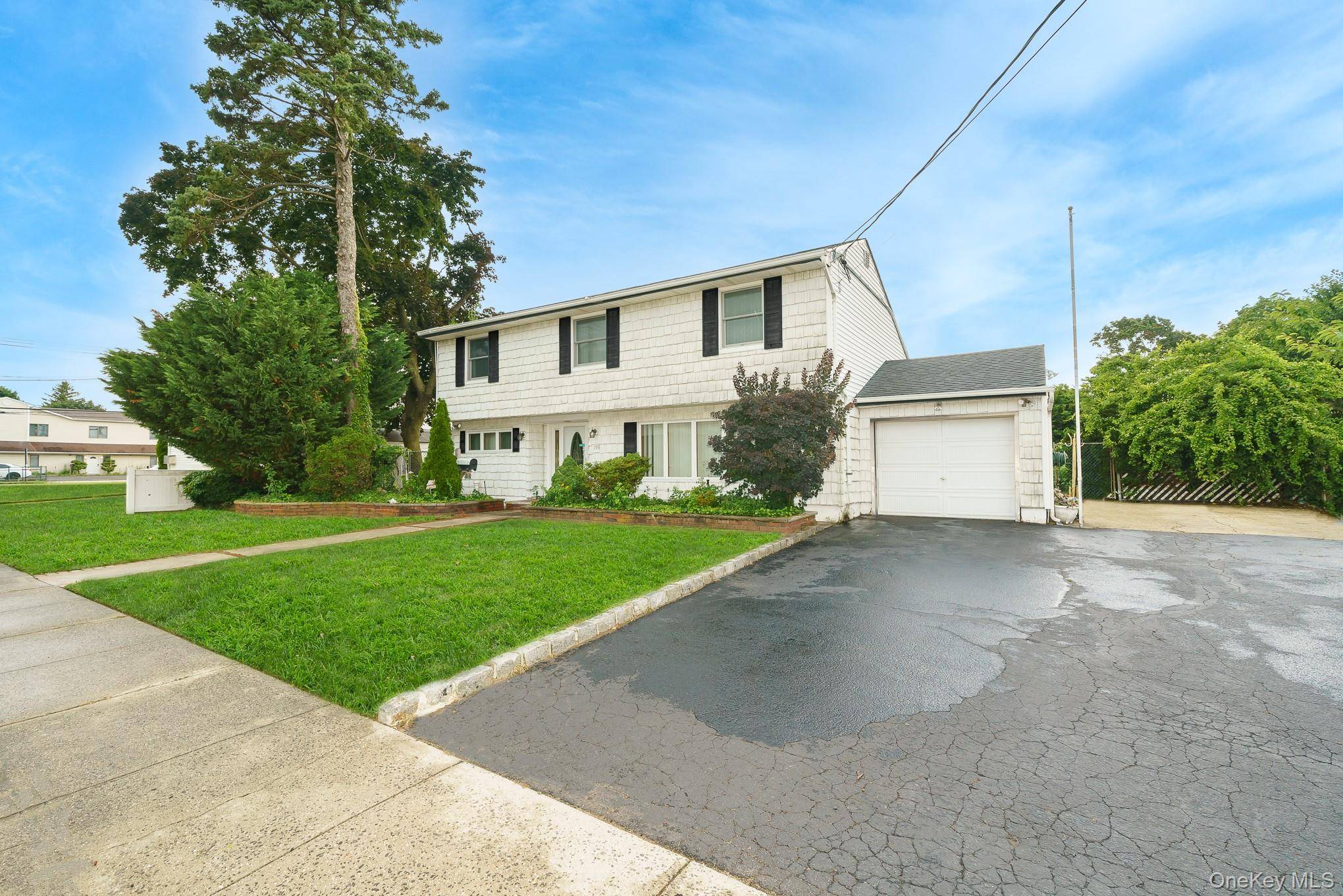 195 N Albany AVE, Massapequa, NY 11758