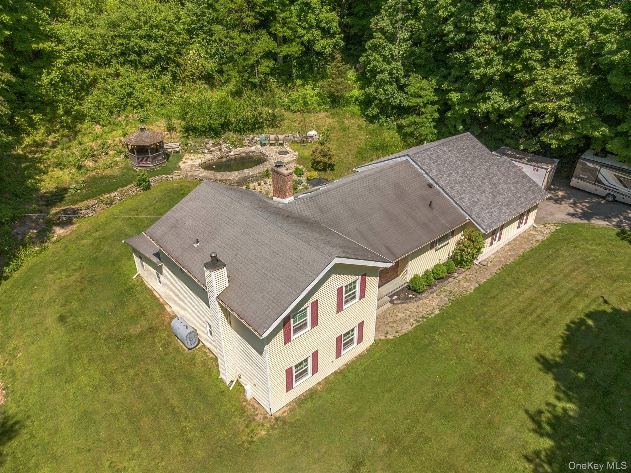 21 Straub DR, Pleasant Valley, NY 12569