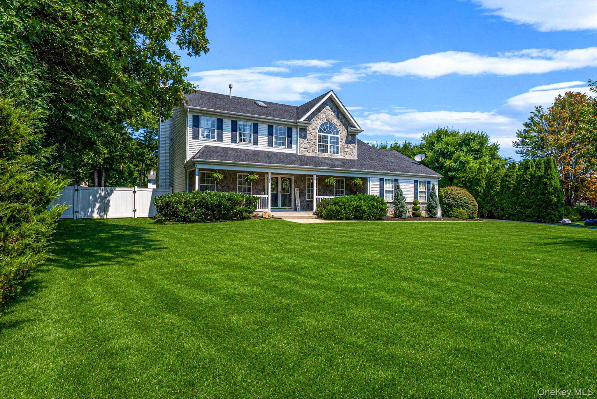 62 Ridgefield DR, Shoreham, NY 11786