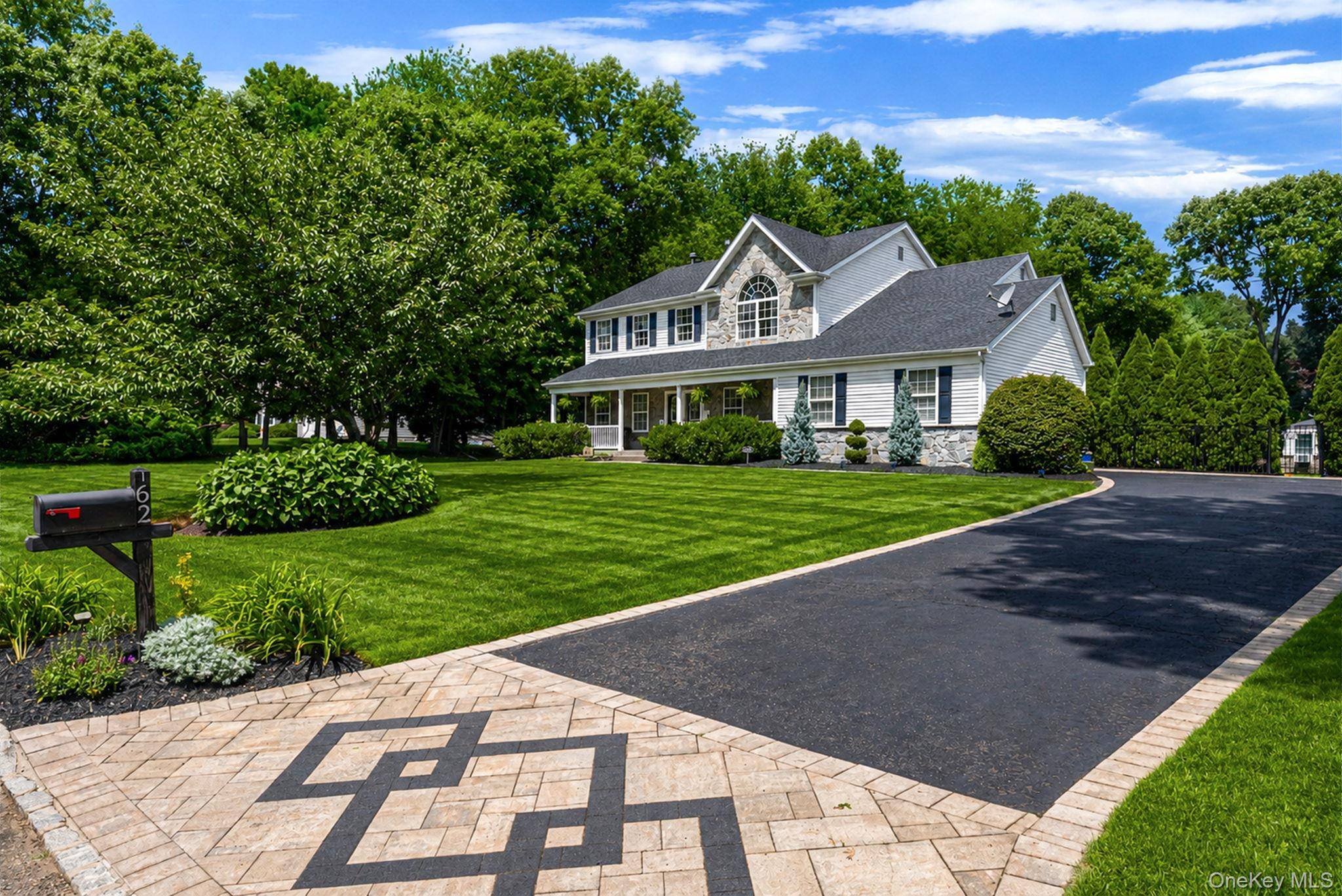 62 Ridgefield DR, Shoreham, NY 11786