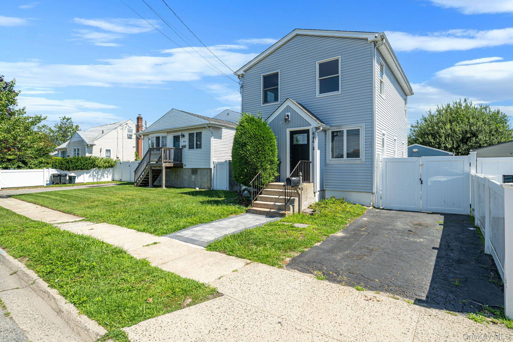 646 S 7th ST, Lindenhurst, NY 11757