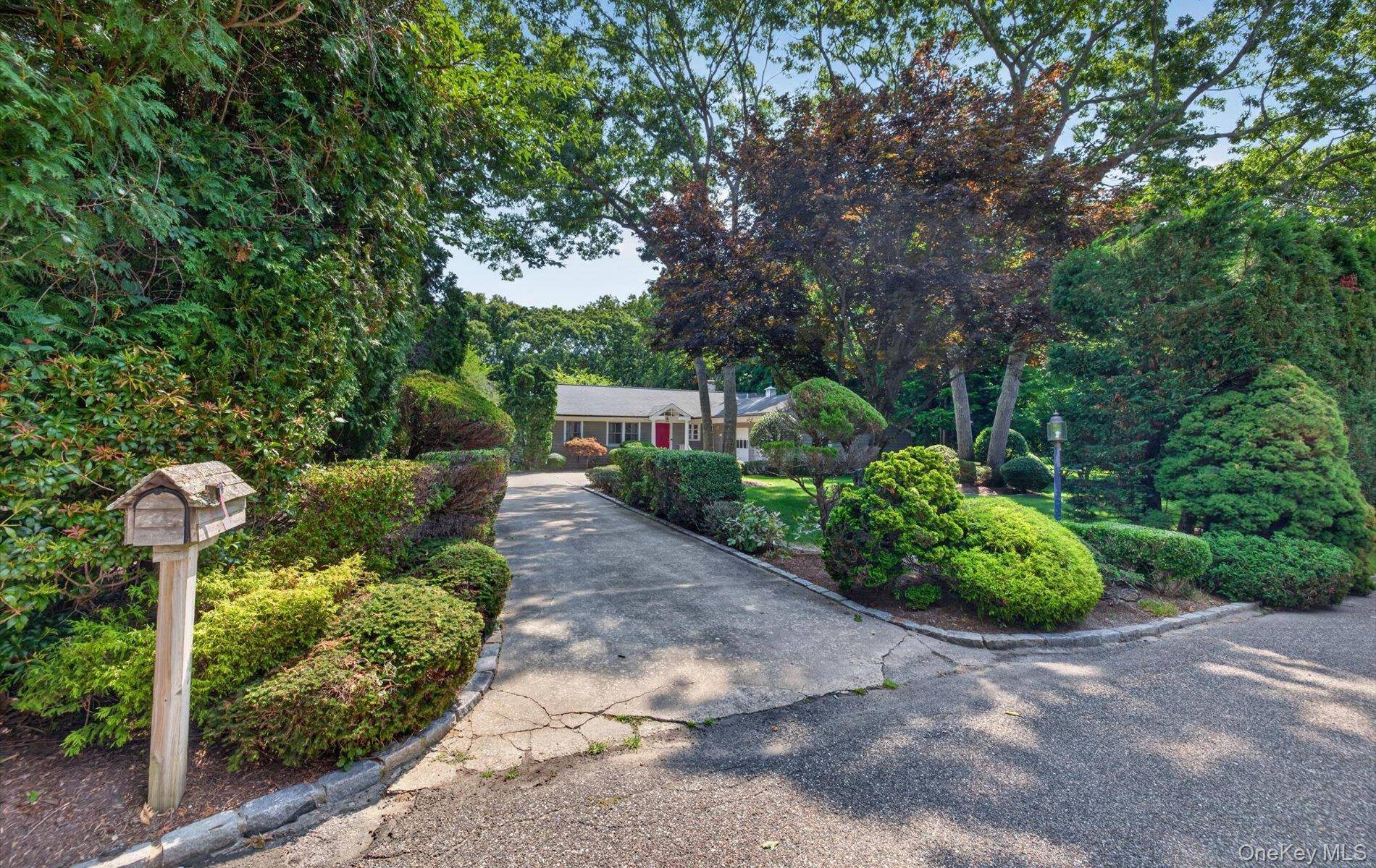 9 Acorn PATH, East Quogue, NY 11942