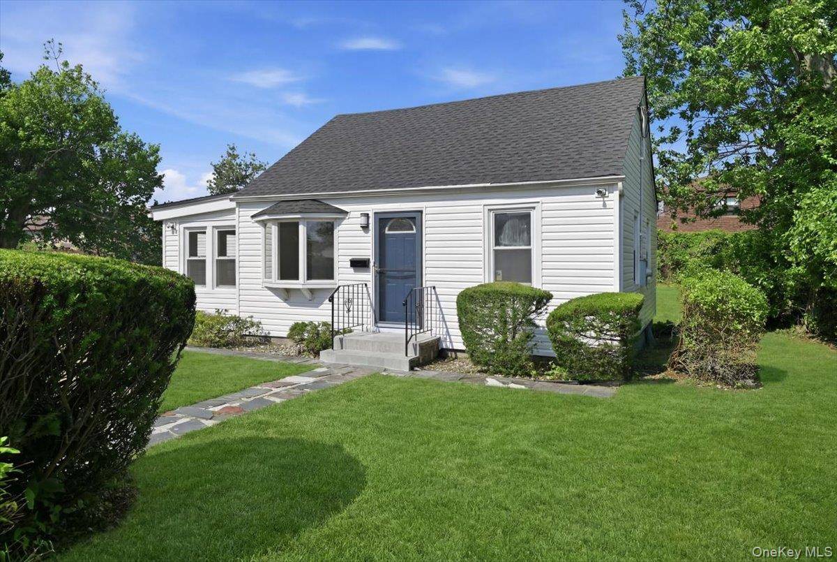 310 West DR, Copiague, NY 11726