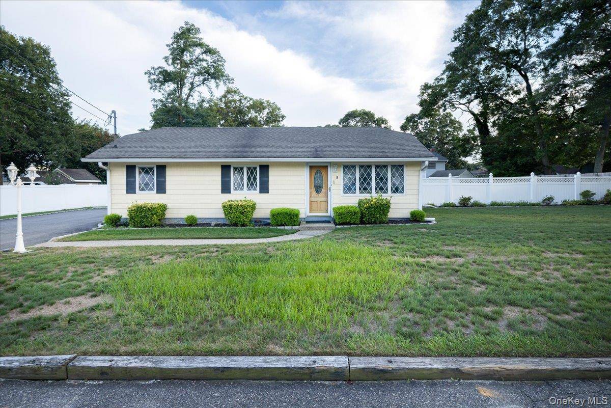 8 Doradell DR, Holbrook, NY 11741