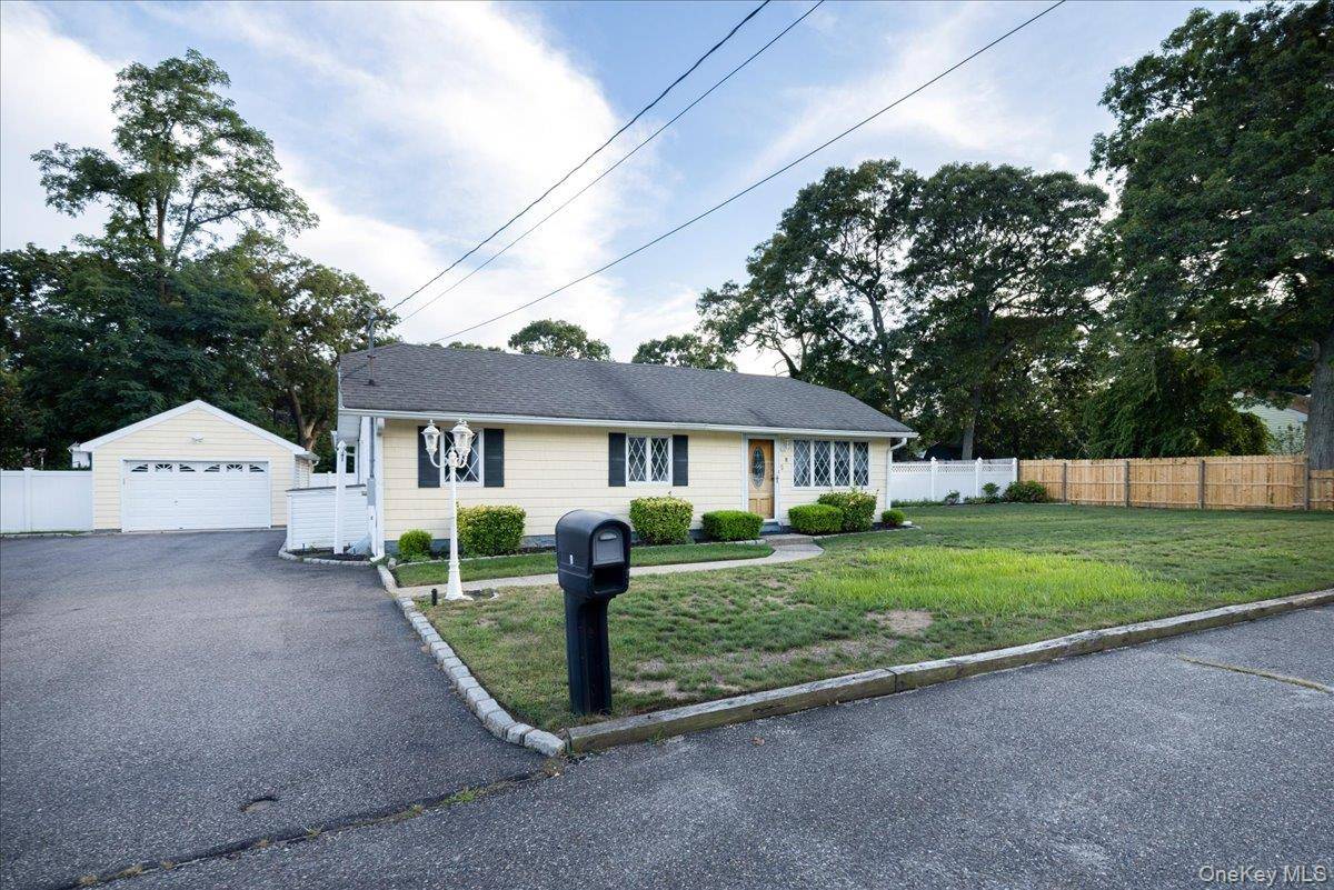 8 Doradell DR, Holbrook, NY 11741