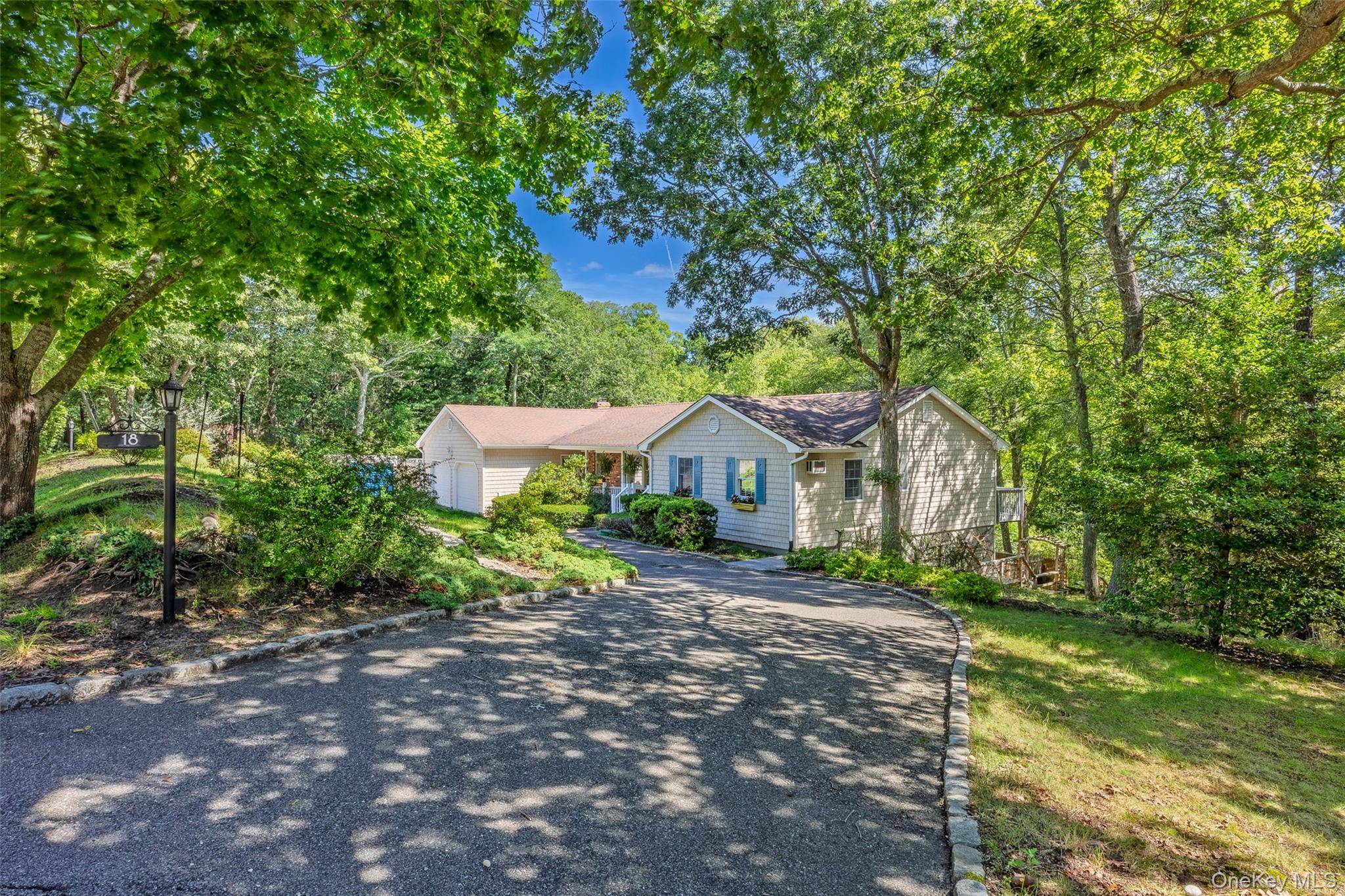 18 Beaver LN, Westhampton, NY 11977