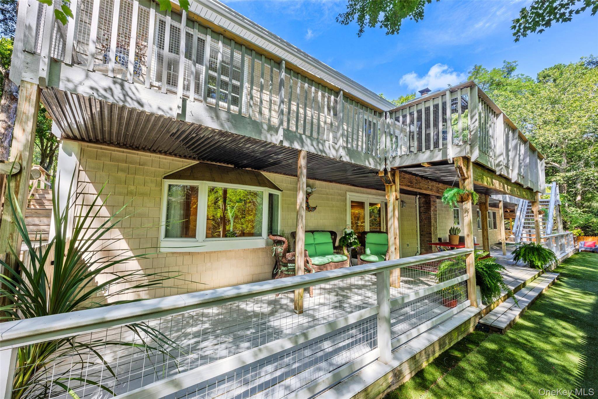 18 Beaver LN, Westhampton, NY 11977