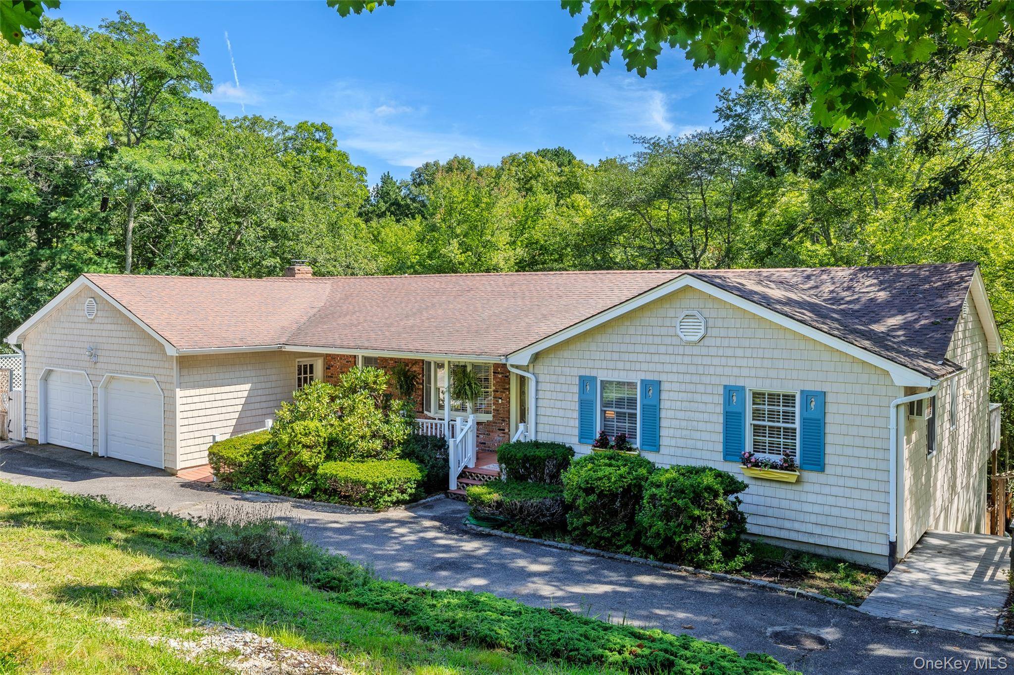 18 Beaver LN, Westhampton, NY 11977