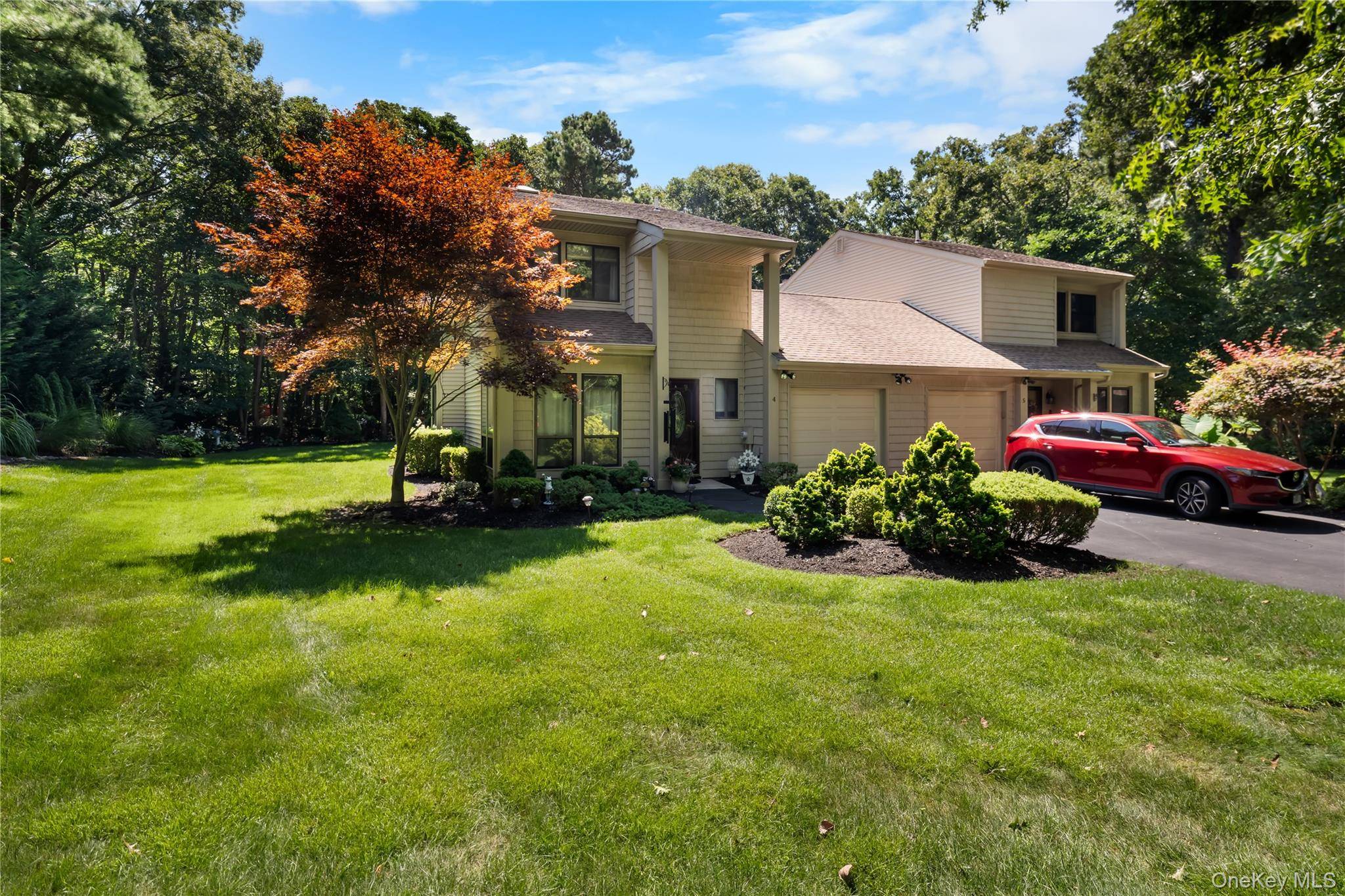 4 Lyndon CT, Bohemia, NY 11716