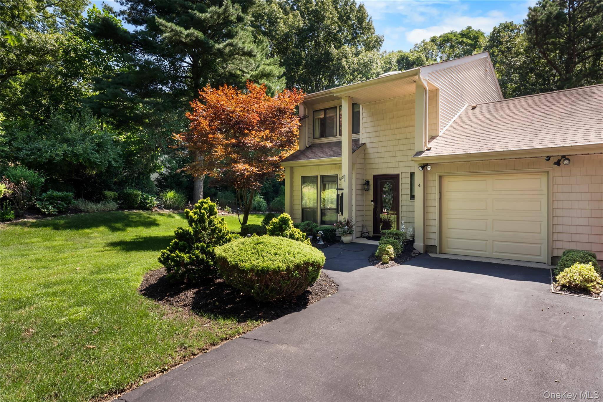 4 Lyndon CT, Bohemia, NY 11716
