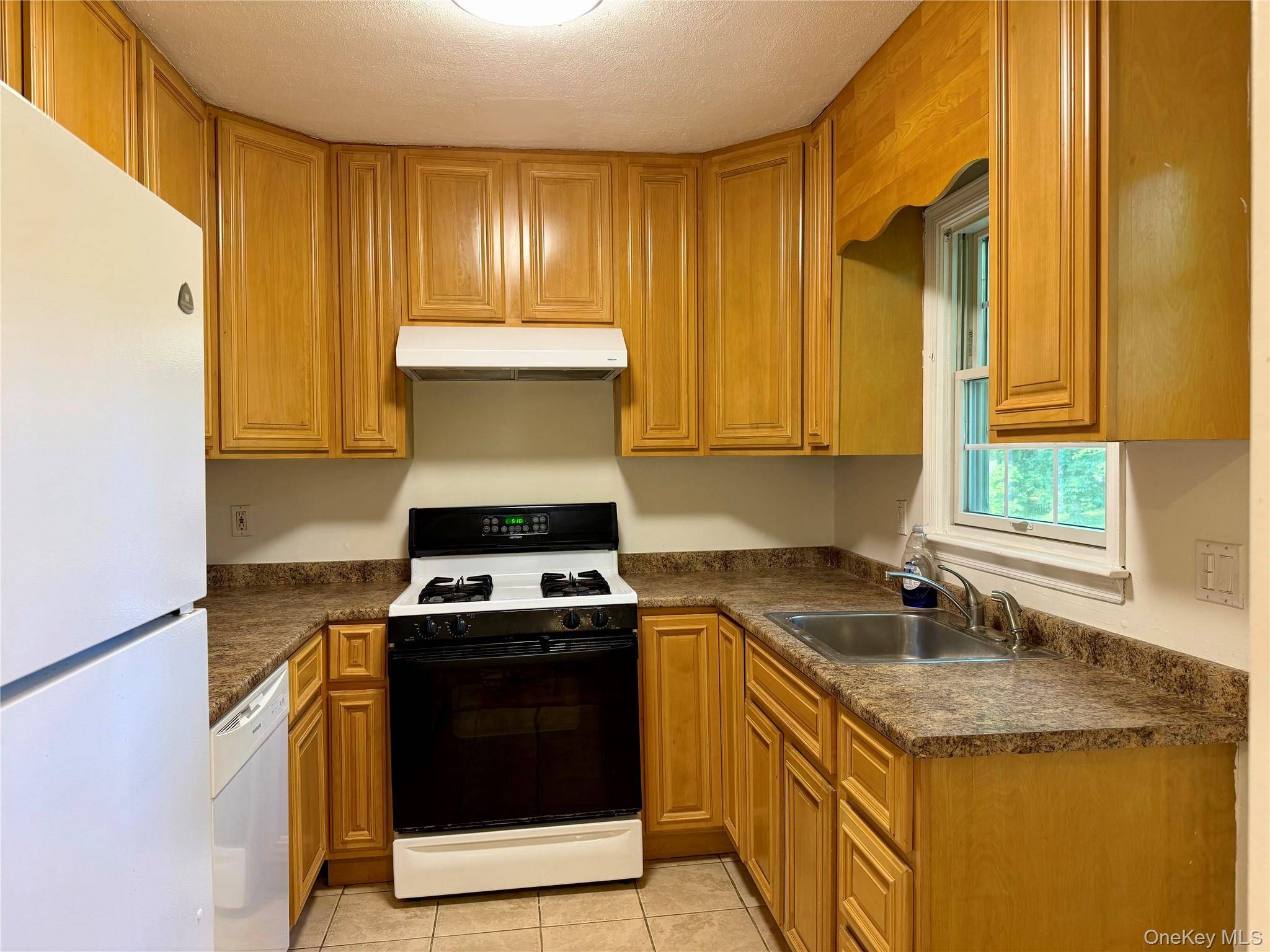 7 Gables CT, Dix Hills, NY 11746