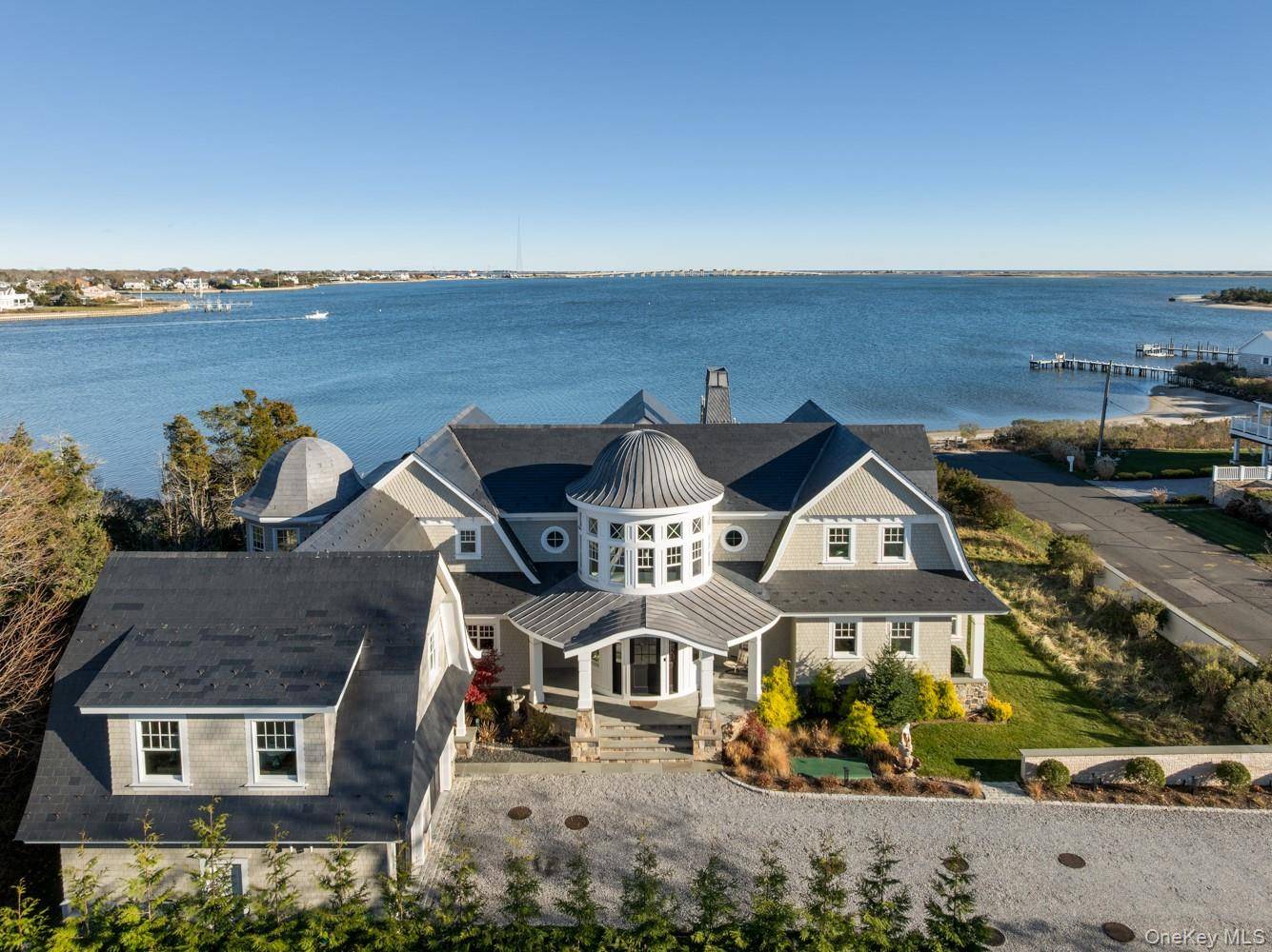 17 Ludlow LN, Hampton Bays, NY 11946