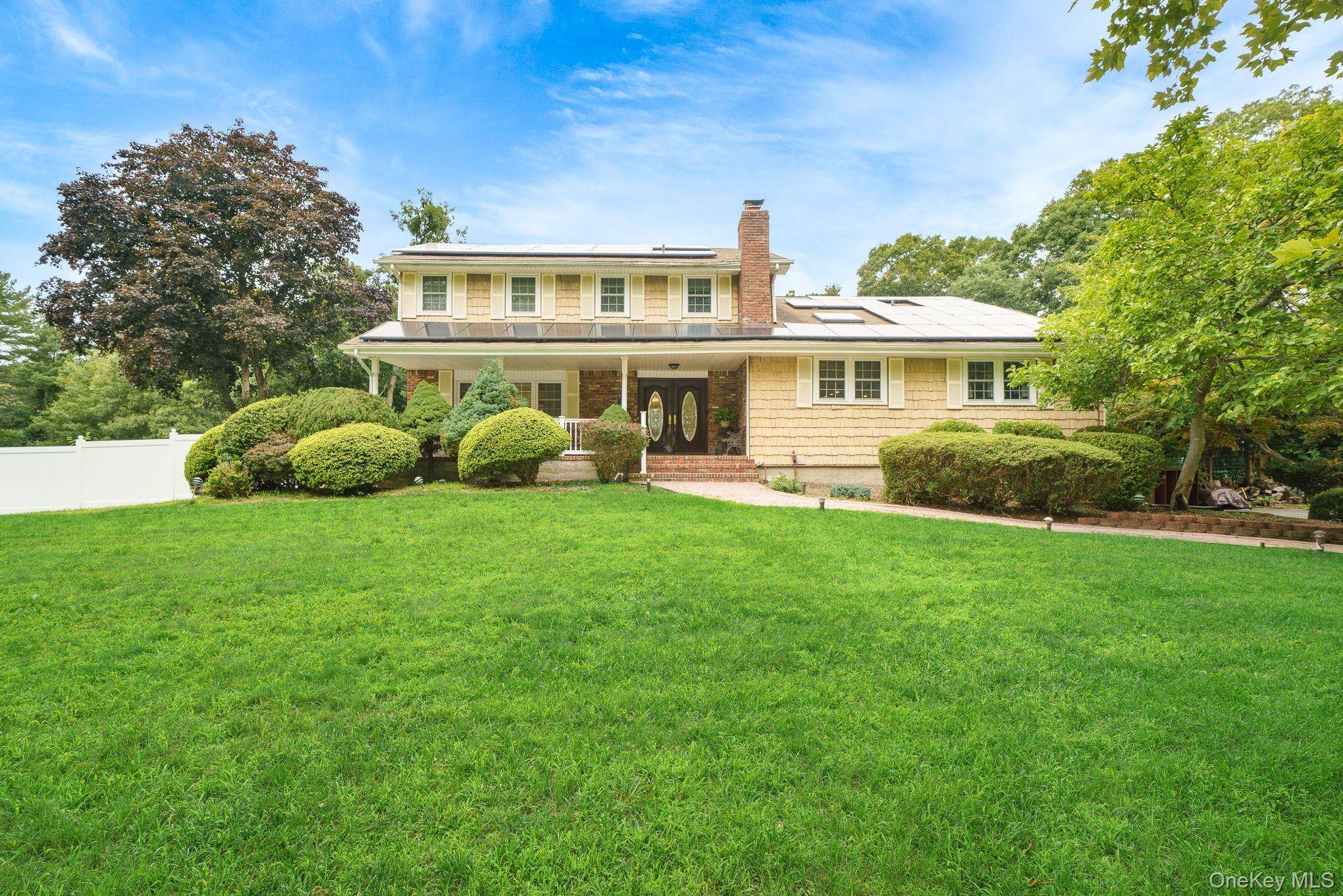 2 Village DR, Dix Hills, NY 11746