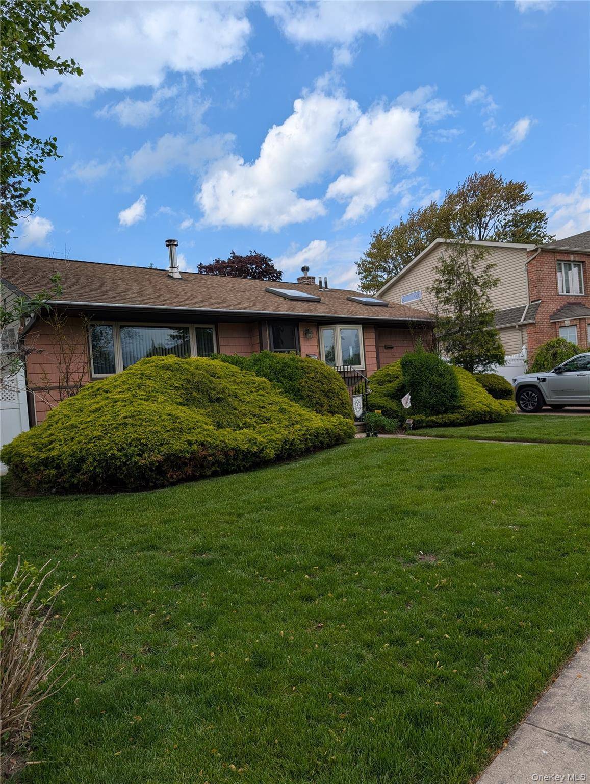 5 Columbia RD, Hicksville, NY 11801