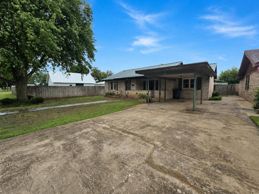 1809 N Oregon AVE, Mangum, OK 73554