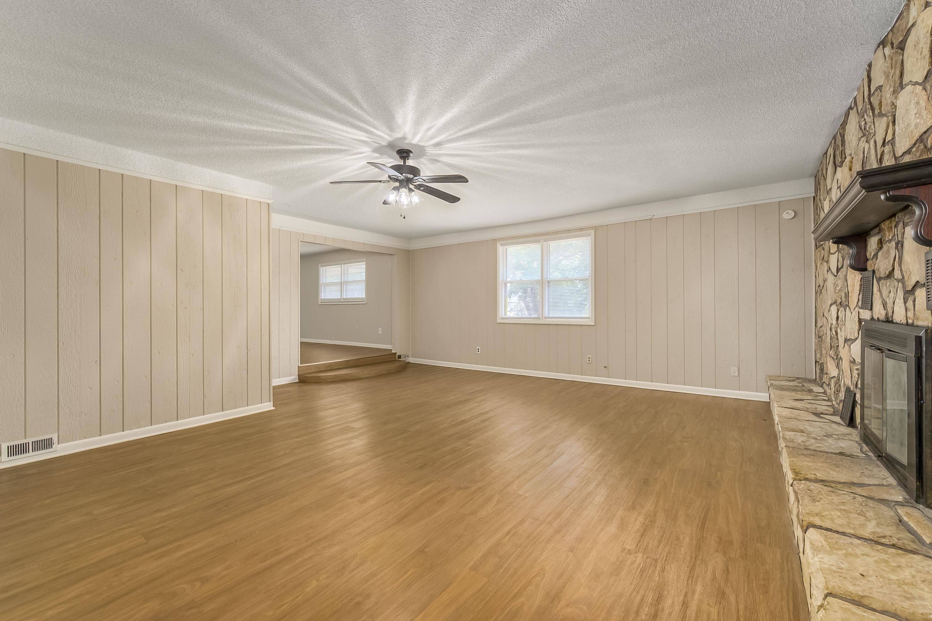 220 E 44th St S, Wichita, KS 67216-1714