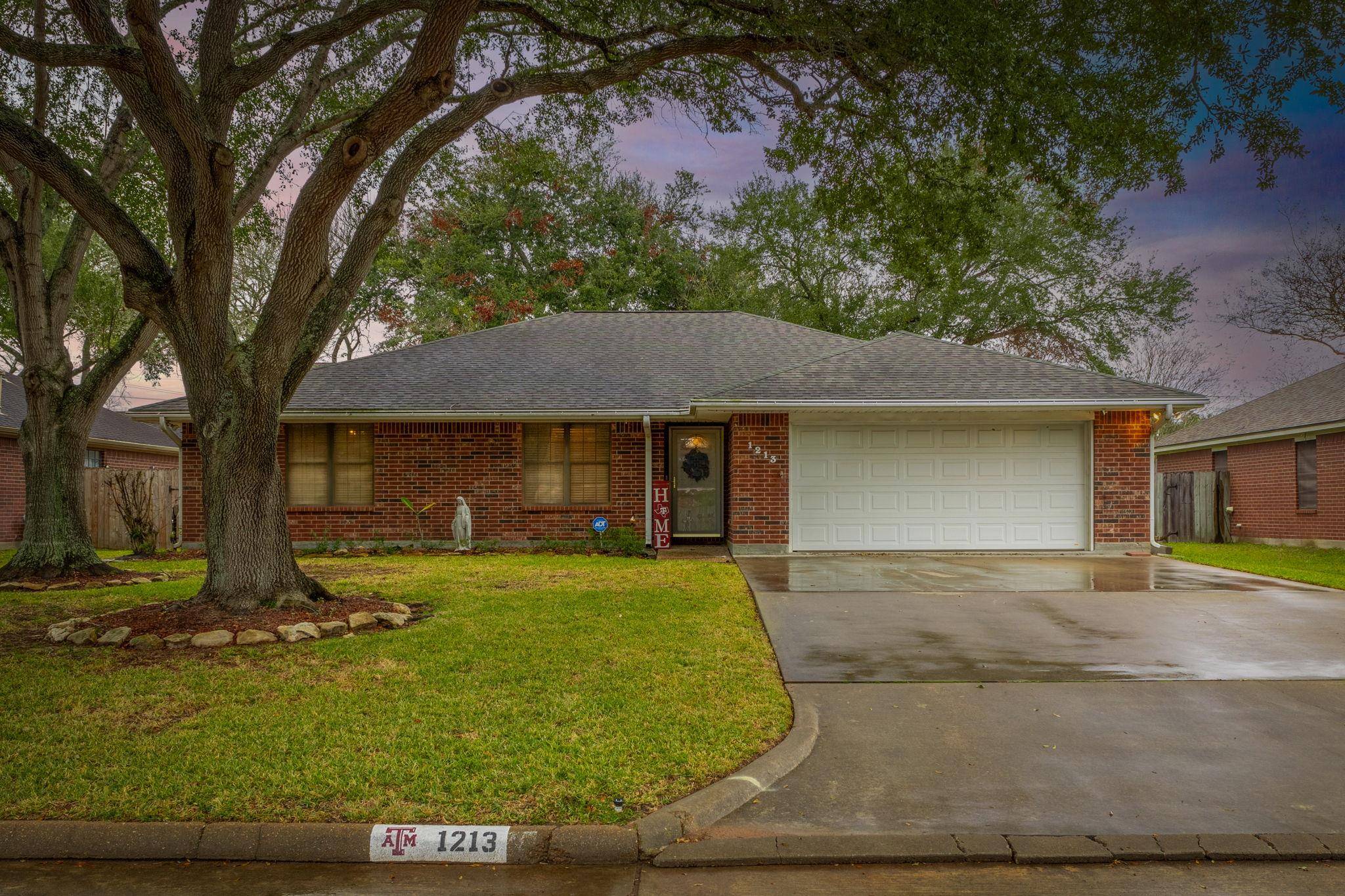 1213 Shadowlake DR, Sealy, TX 77474