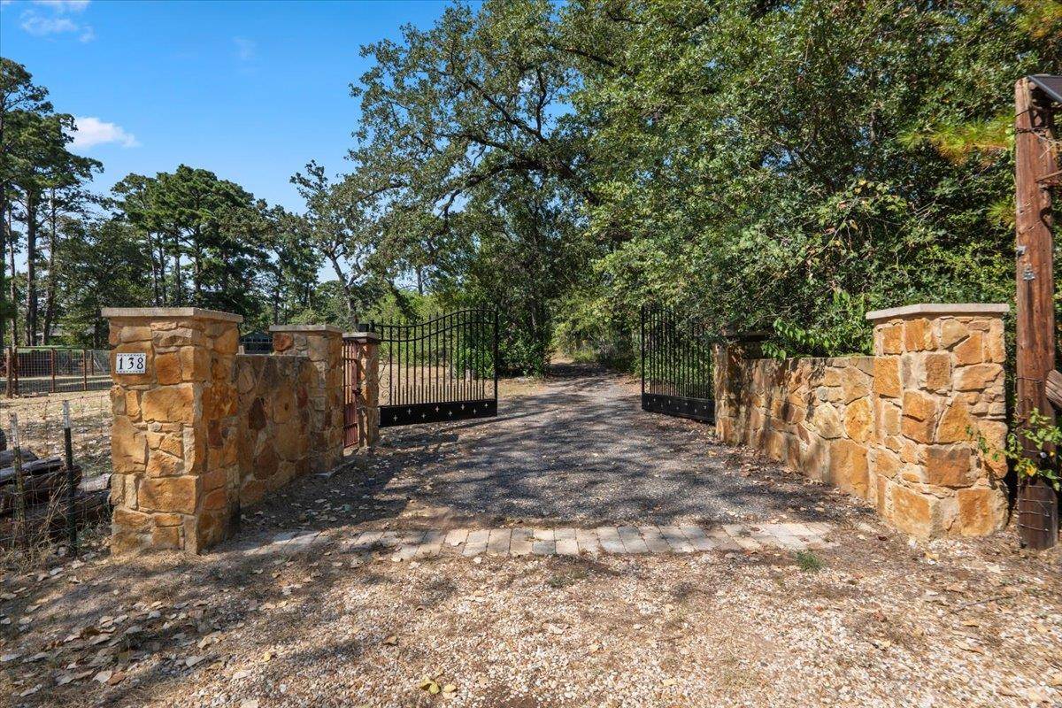 138 Forest LN, Bastrop, TX 78602