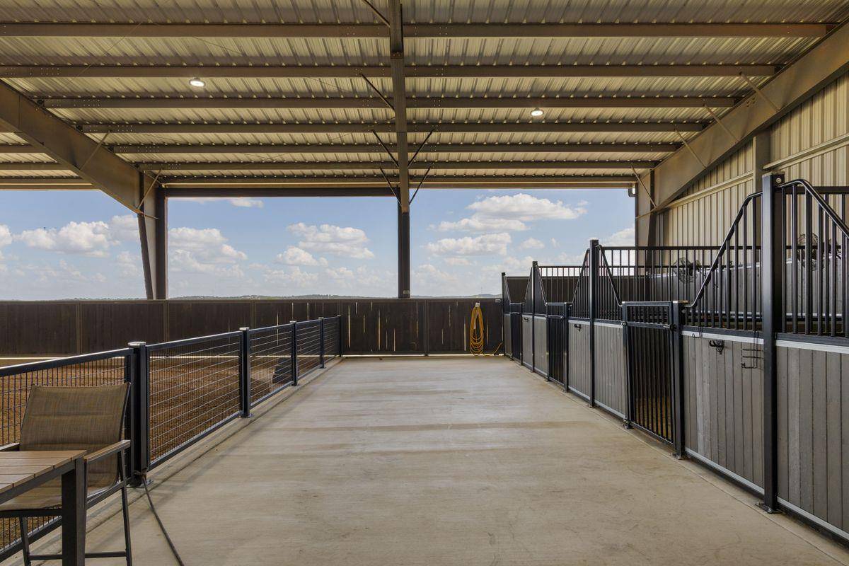 4900 Goehmann LN, Fredericksburg, TX 78624